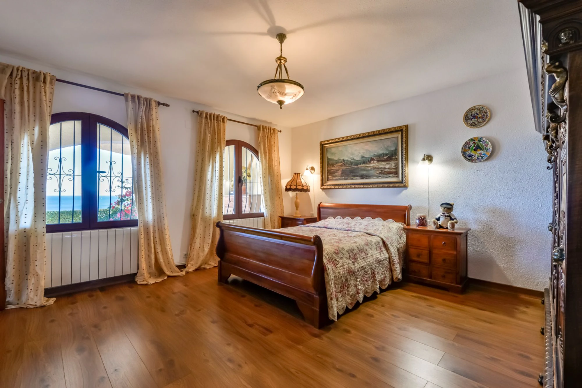 ELEGANCKA WILLA W STYLU HISZPAŃSKIM NA SPRZEDAŻ W ALTEA Z PANORAMICZNYM WIDOKIEM NA MORZE I APARTAMENTEM DLA GOŚCI W MASCARAT