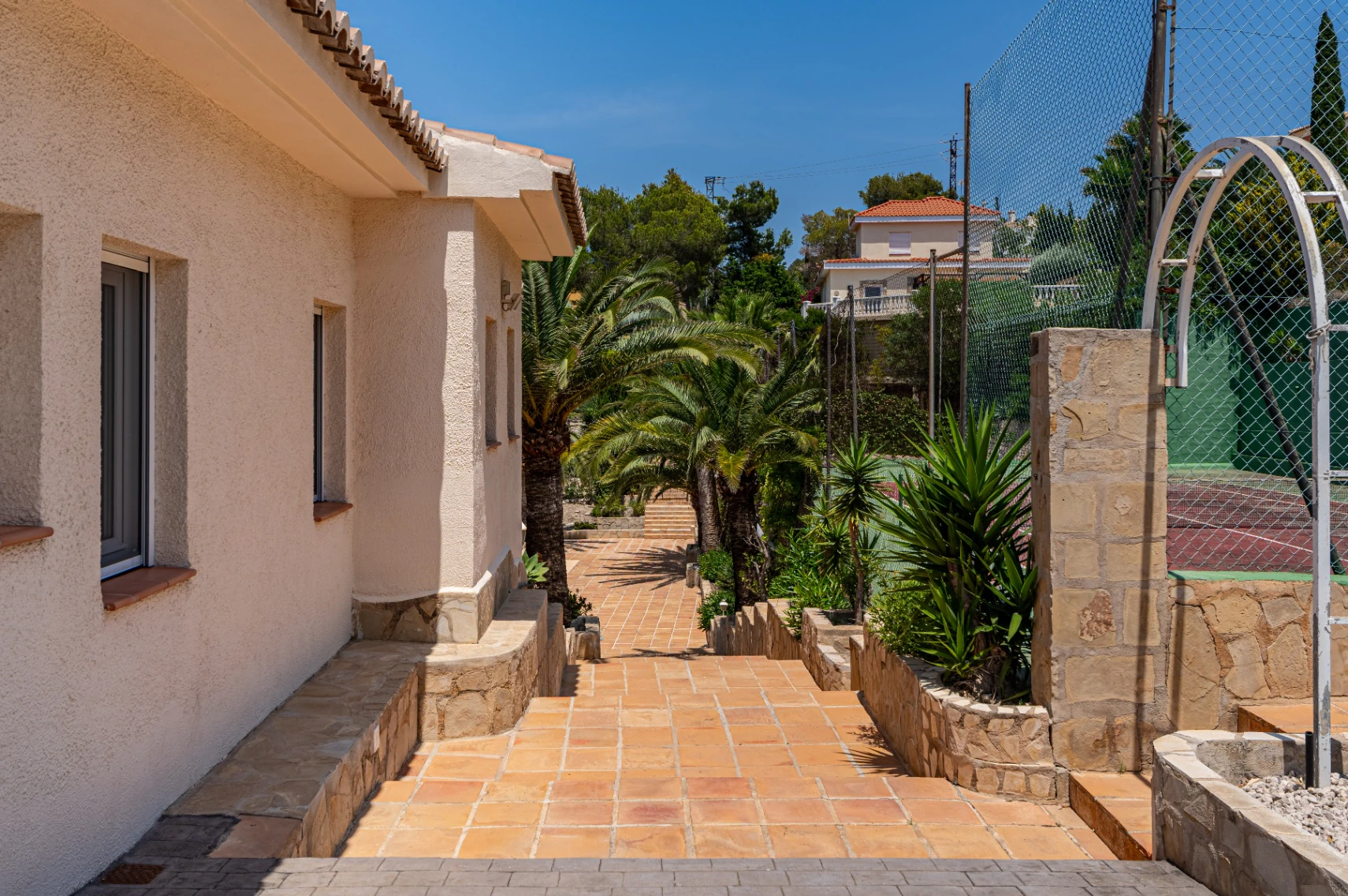Willa na sprzedaż w Calpe na działce prawie 6 000 m² z kortem tenisowym