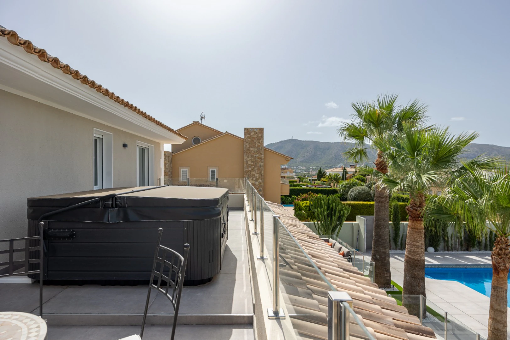 Moderne mediterrane Villa mit Pool, Garten und überdachtem Parkplatz zu verkaufen in Alfaz del Pi