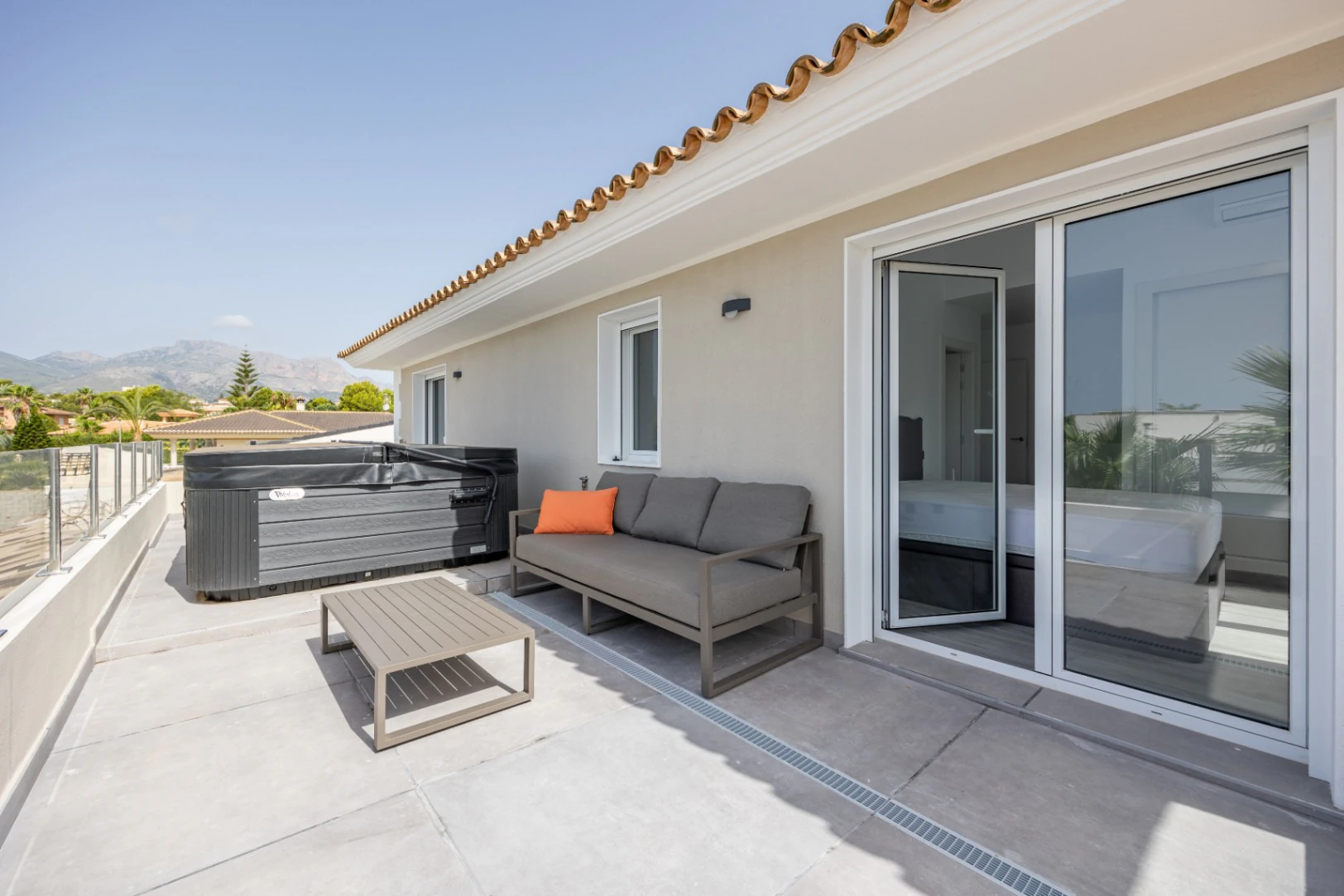 Moderne mediterrane Villa mit Pool, Garten und überdachtem Parkplatz zu verkaufen in Alfaz del Pi