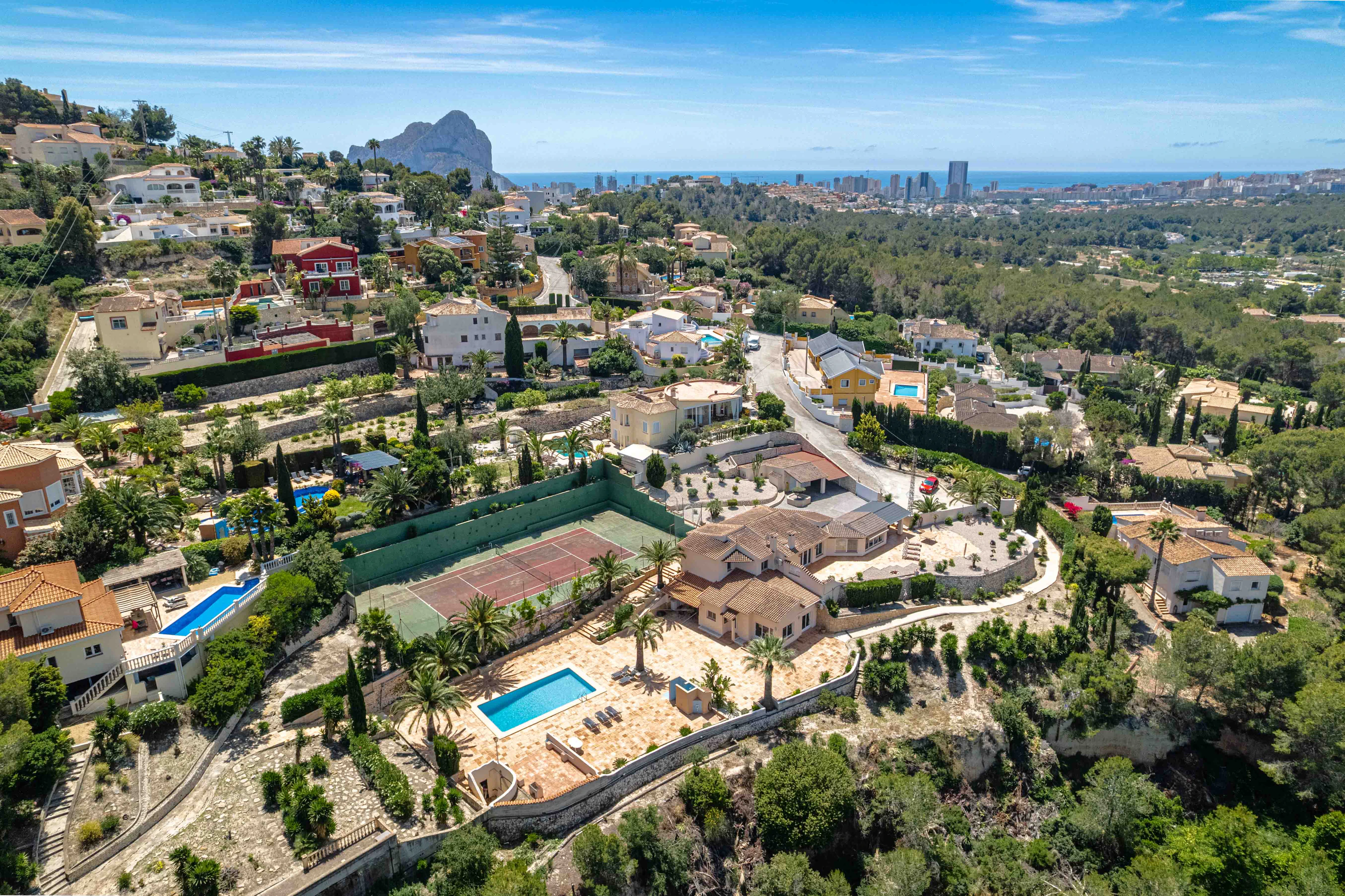 Willa na sprzedaż w Calpe na działce prawie 6 000 m² z kortem tenisowym
