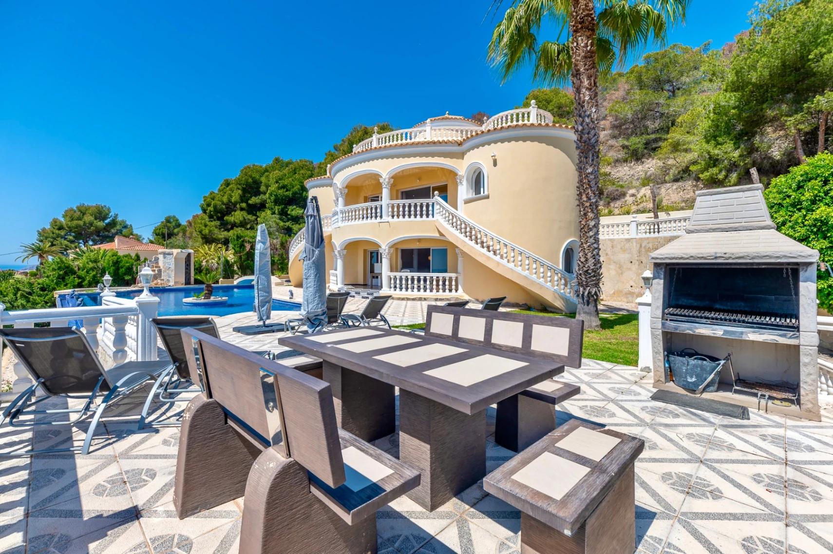 STUNNING MEDITERRANEAN VILLA FOR SALE IN CALPE WITH PANORAMIC SEA AND MOUNTAIN VIEWS