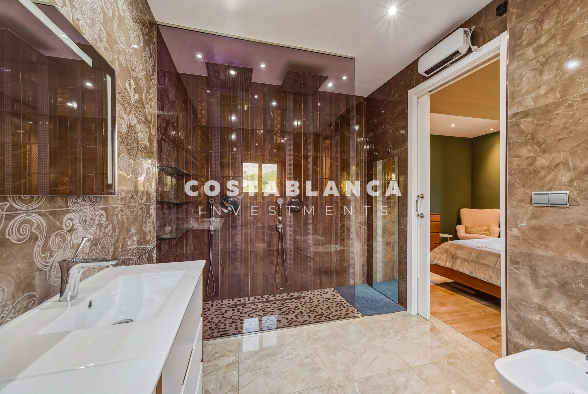 Premium Villa with 5 Bedrooms, Pool and Sea Views for sale in La Nucia