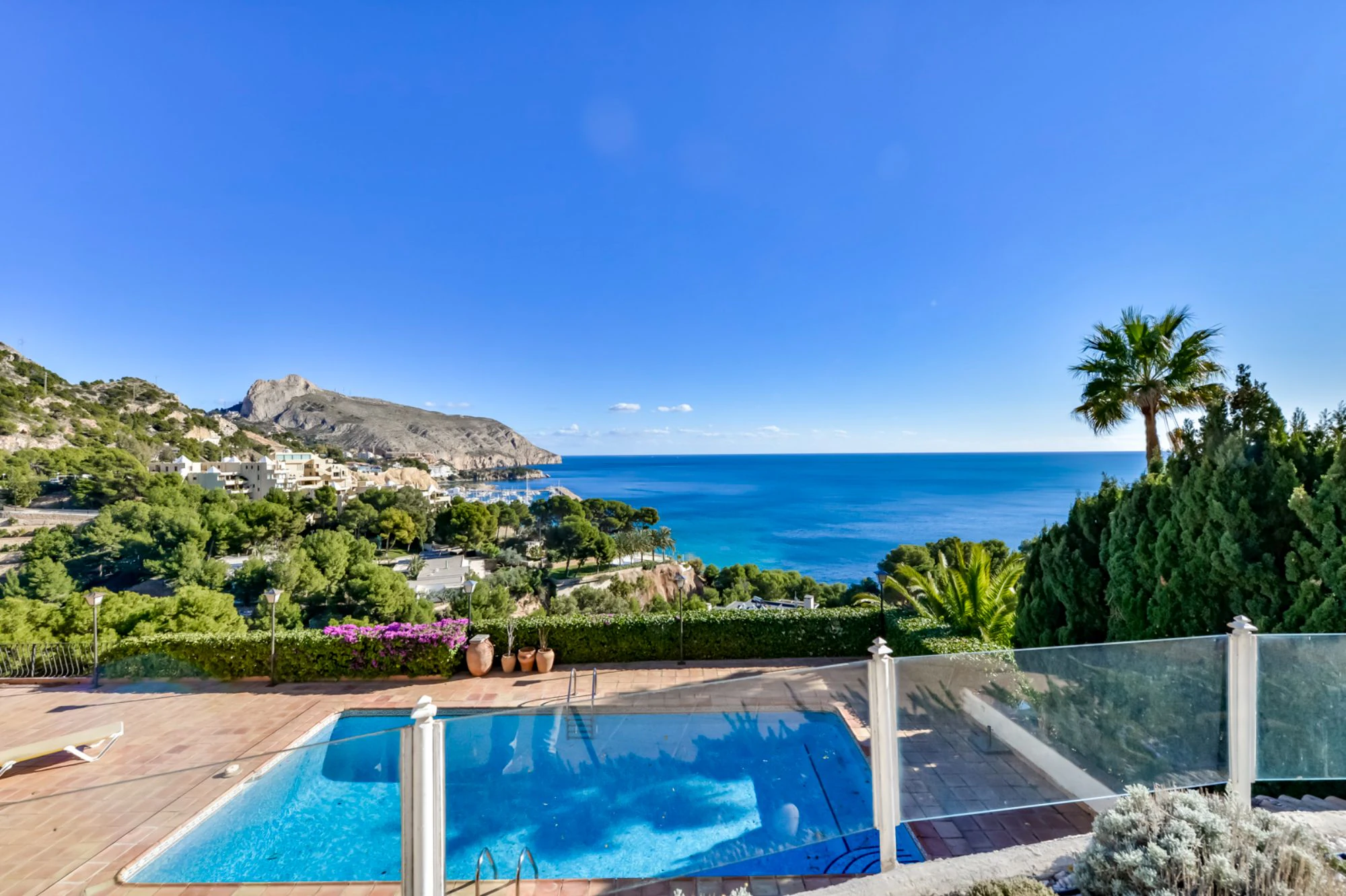 VILLA ELEGANTE DE STYLE ESPAGNOL À VENDRE À ALTEA AVEC VUES PANORAMIQUES SUR LA MER ET APPARTEMENT D'HÔTES À MASCARAT
