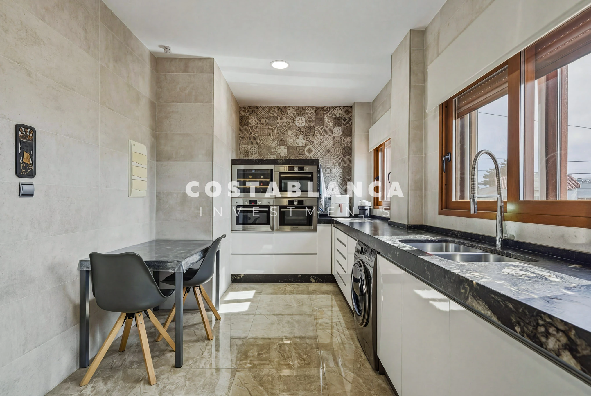 Premium Villa with 5 Bedrooms, Pool and Sea Views for sale in La Nucia