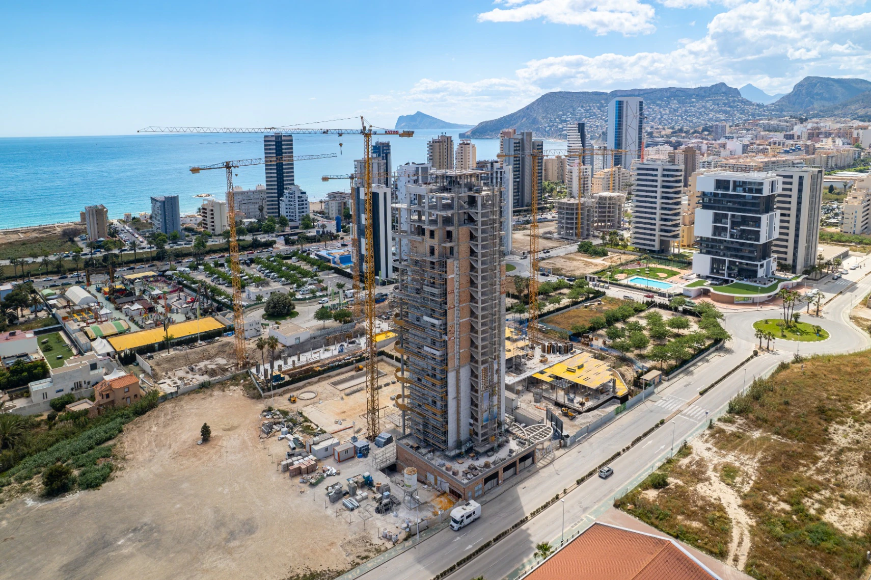 Nowy budynek Nowoczesny apartament na sprzedaż w Calpe z widokiem na morze i góry