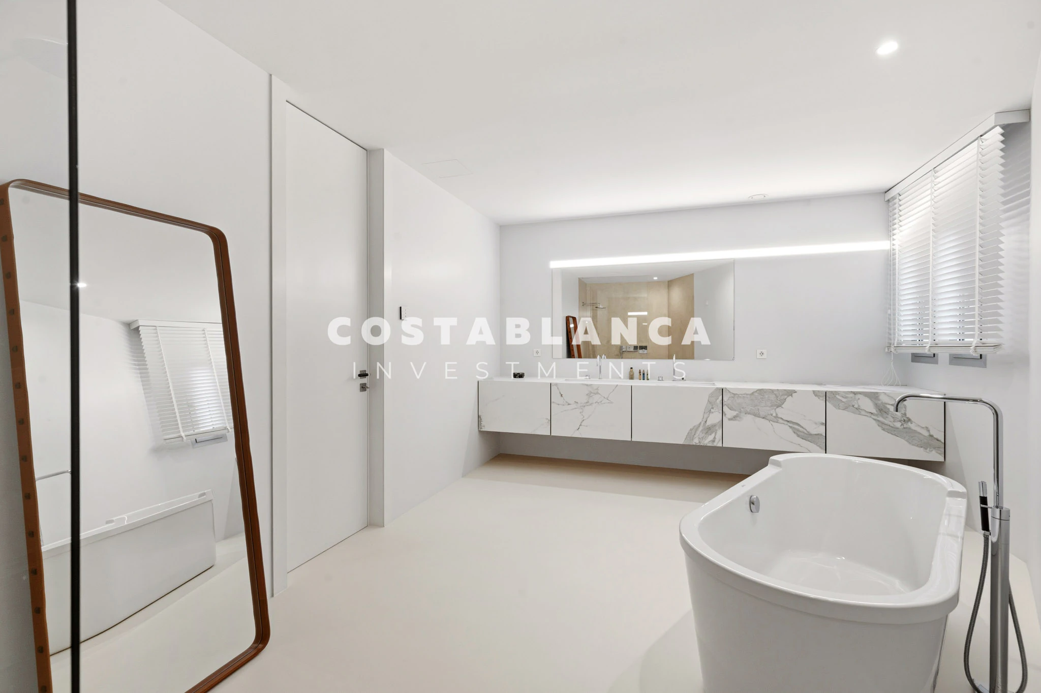 Luxury Penthouse with Panoramic Sea & Mountain Views for sale in Altea La Vella