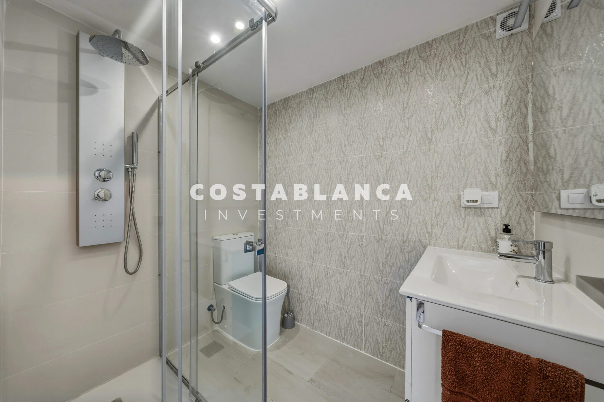 Villa Mediterránea con Vistas Icónicas al Peñón de Ifach y Piscina Privada en venta en Calpe.