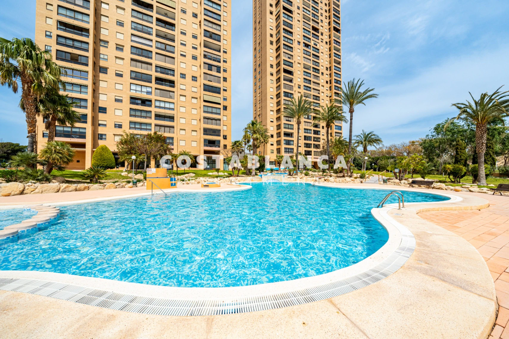 Espectacular apartamento en la vigésima planta en Poniente con vistas panorámicas al mar en venta en Benidorm.