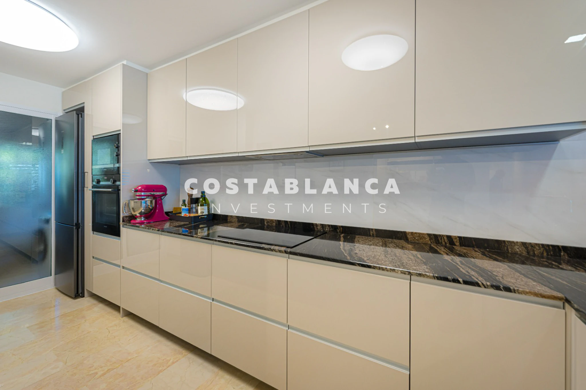 Amplio Apartamento Esquinero con Vistas al Mar y a la Montaña en Venta en Altea La Nova