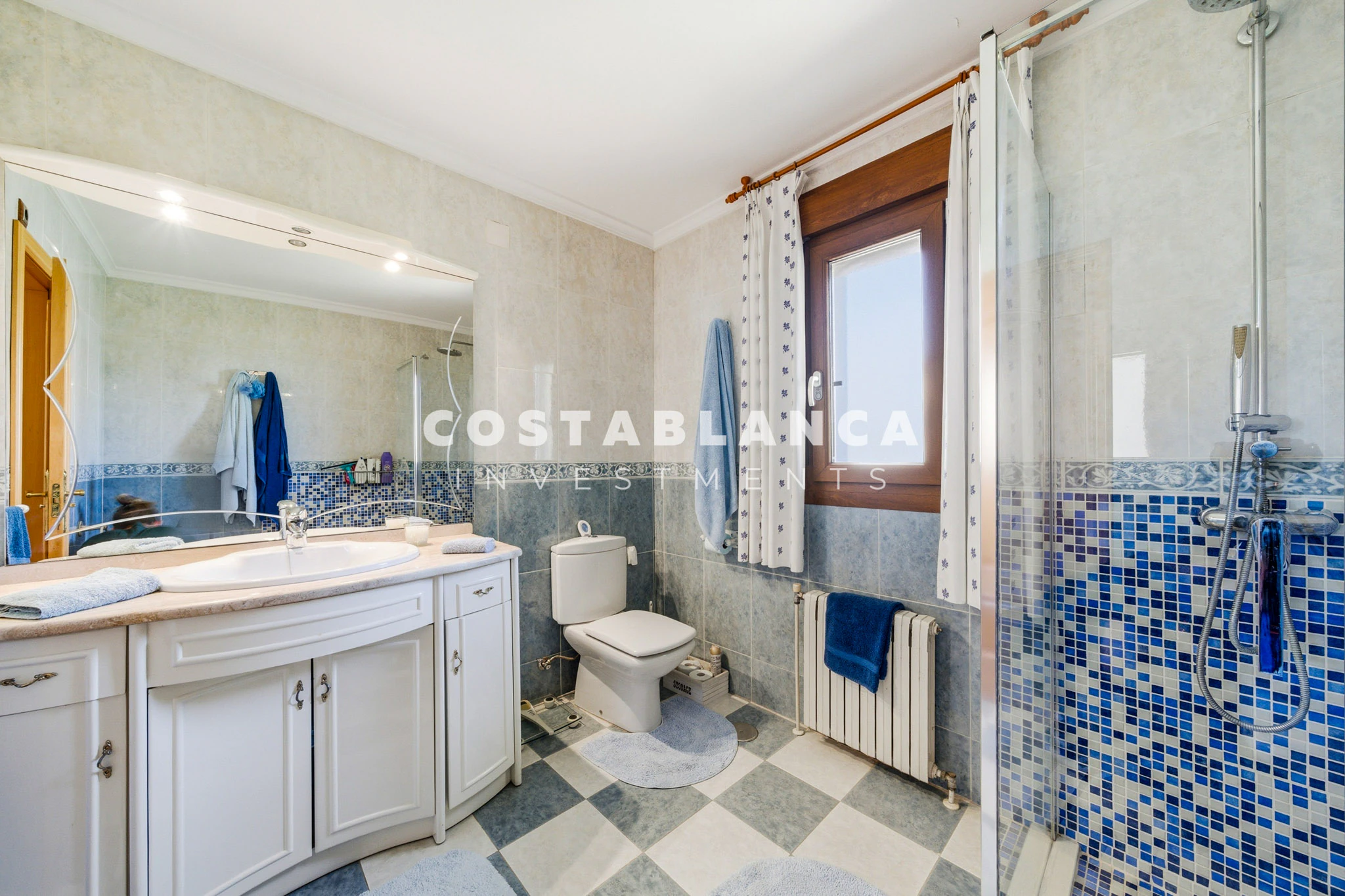 Luxuriöse mediterrane Villa zum Verkauf in Benidorm mit Garten, Terrassen und Privatsphäre