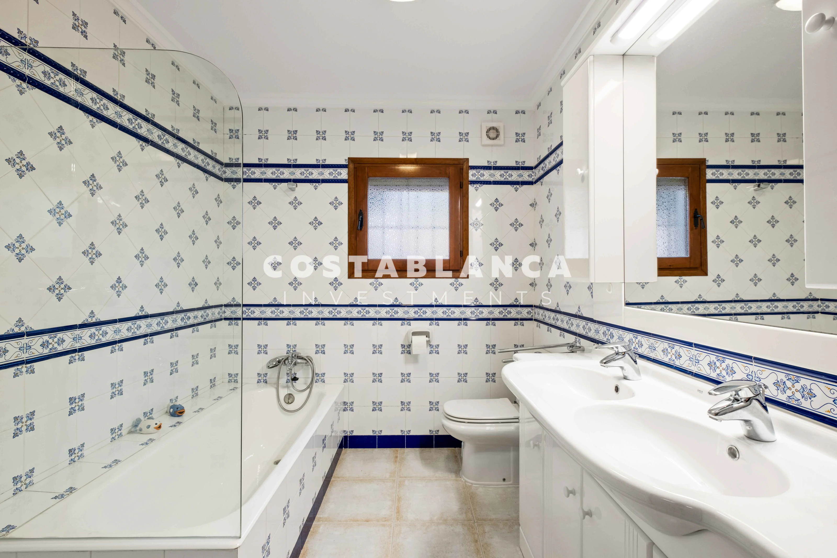 Ruime villa met gastenappartement, uitzicht op zee te koop in Calpe