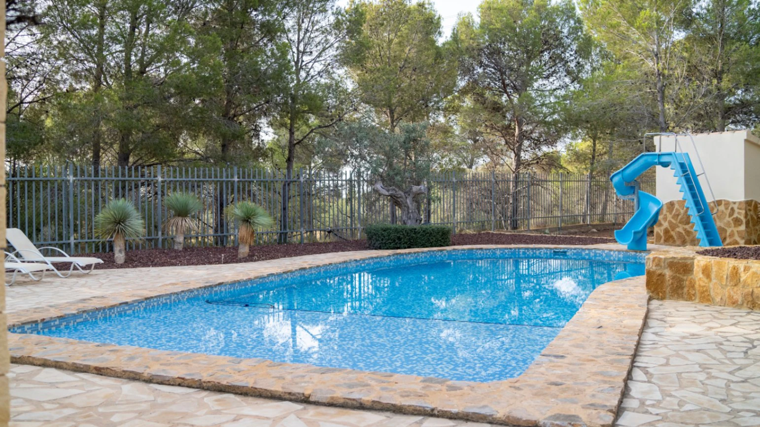 Luxury Villa with Plot 32000m2 for Sale in la Nucia