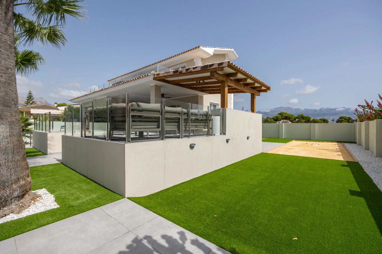 Moderne mediterrane Villa mit Pool, Garten und überdachtem Parkplatz zu verkaufen in Alfaz del Pi