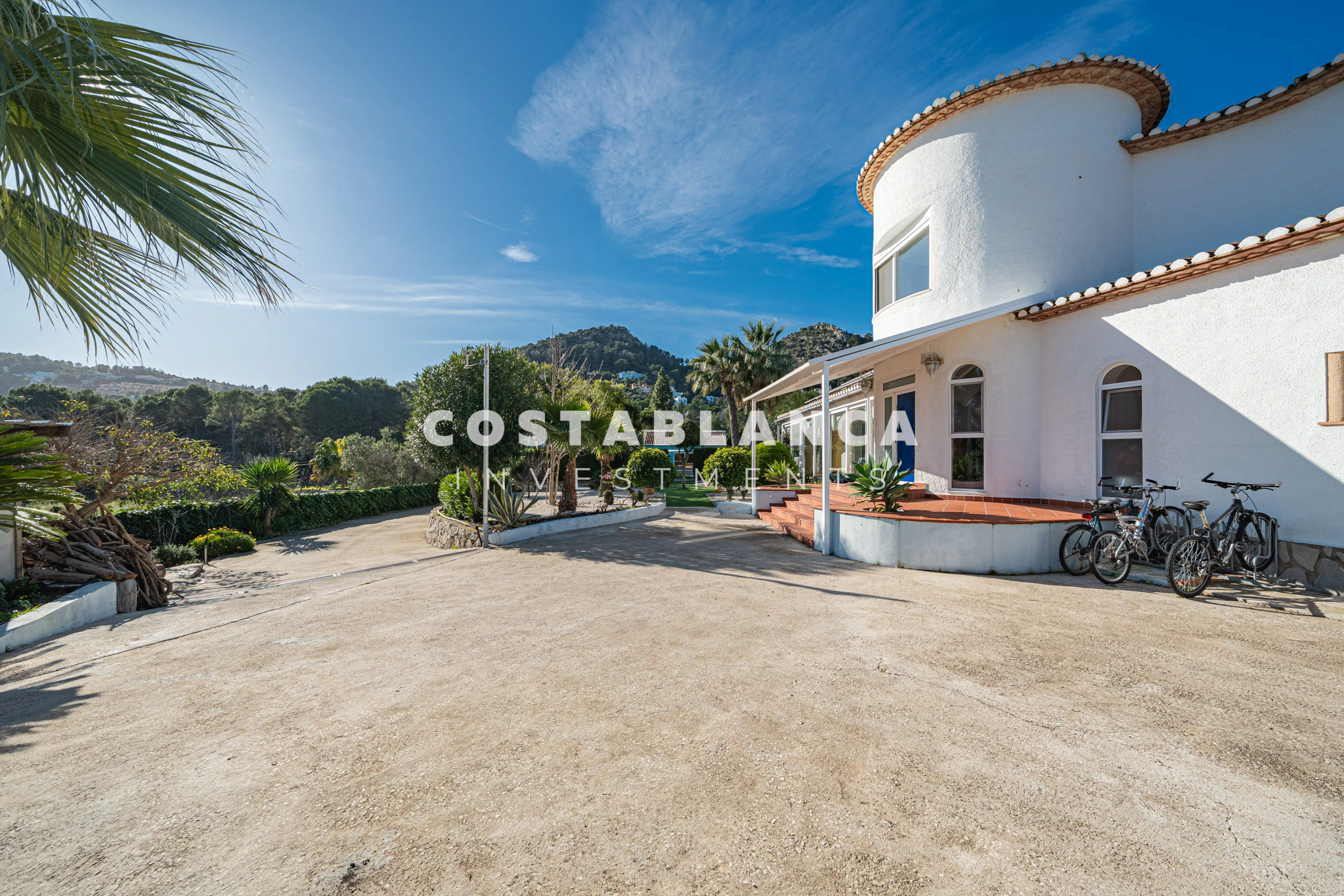 Fully Modernized Luxury Villa with Guest Apartment and Solar Energy for sale in Denia
