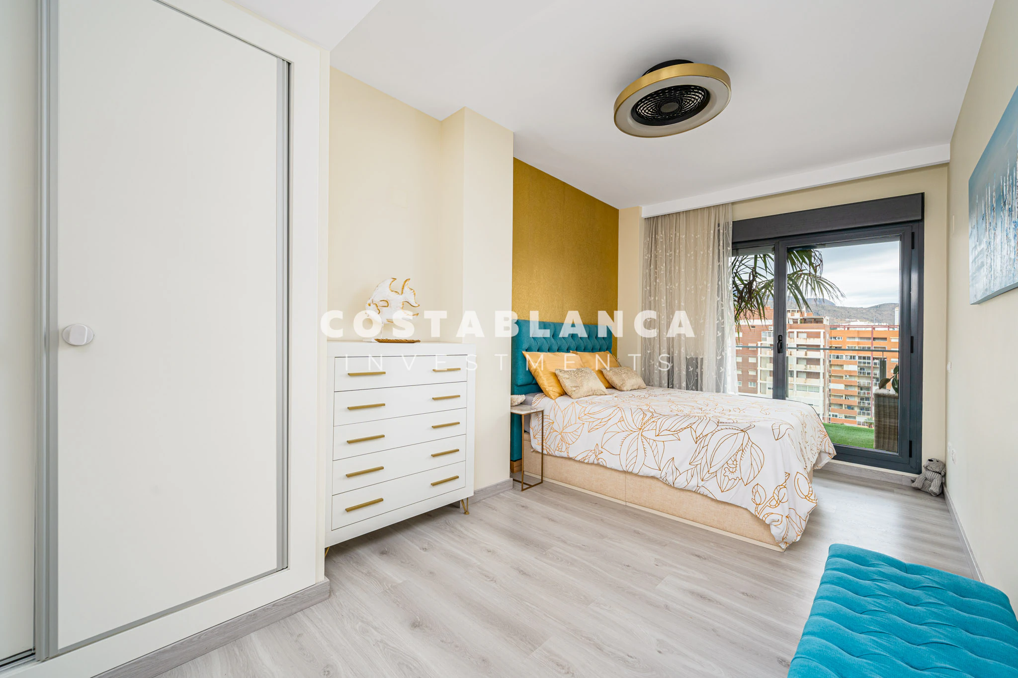 Exclusief Twee Slaapkamer Appartement met Uitzicht op Zee en Bergen