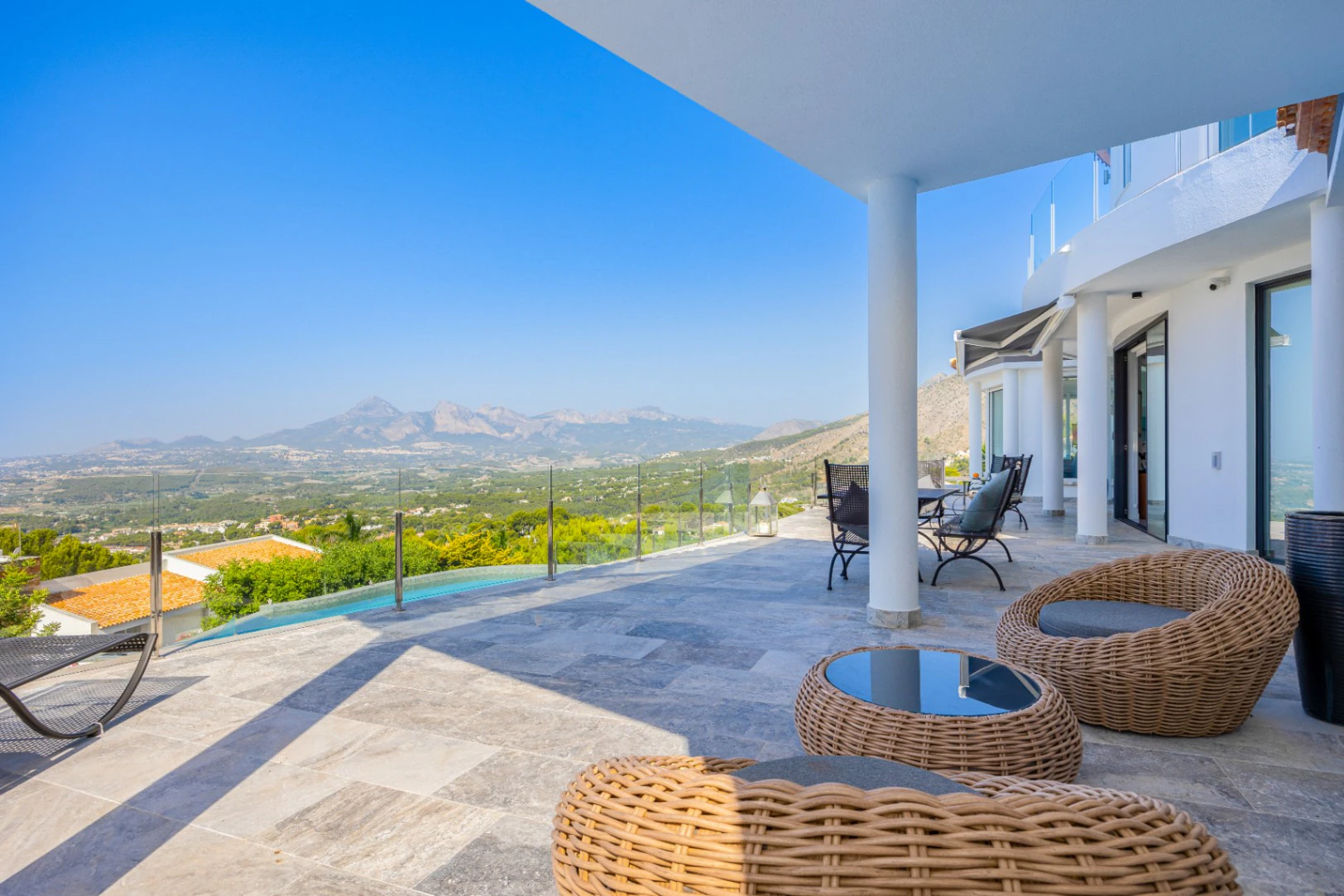 Luxury Villa with Spacious Garage and Sea Views for Sale in Altea la Vella
