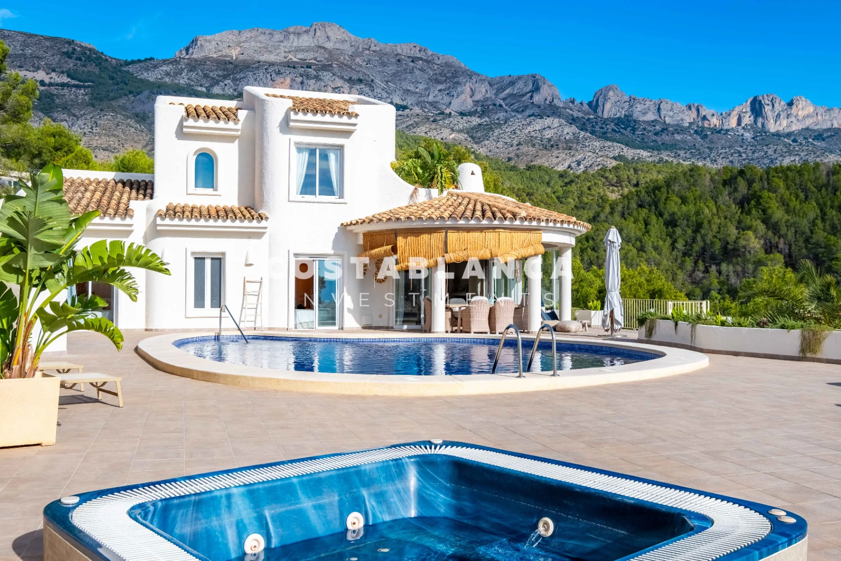 Villa de style Ibiza avec vue panoramique sur la baie d'Altea et la mer Méditerranée