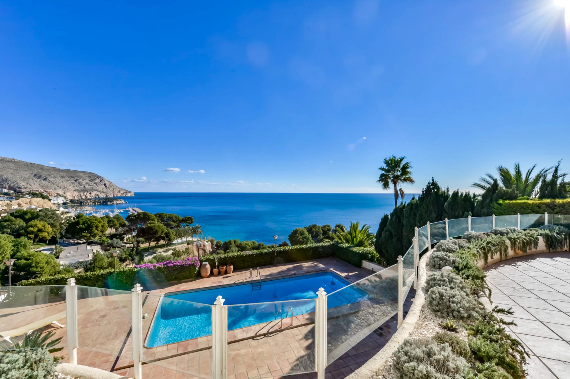 ELEGANCKA WILLA W STYLU HISZPAŃSKIM NA SPRZEDAŻ W ALTEA Z PANORAMICZNYM WIDOKIEM NA MORZE I APARTAMENTEM DLA GOŚCI W MASCARAT