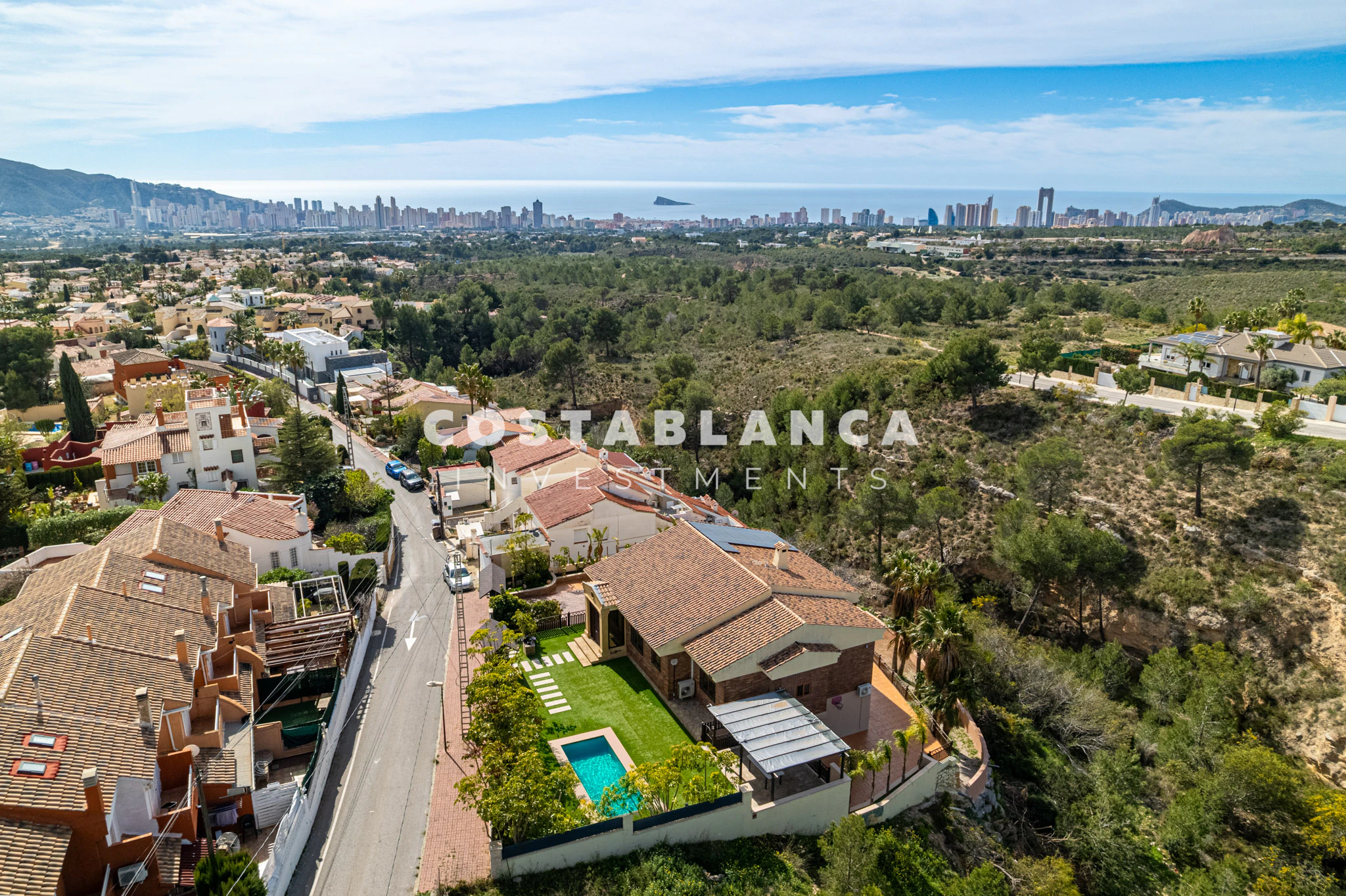 Premium Villa with 5 Bedrooms, Pool and Sea Views for sale in La Nucia