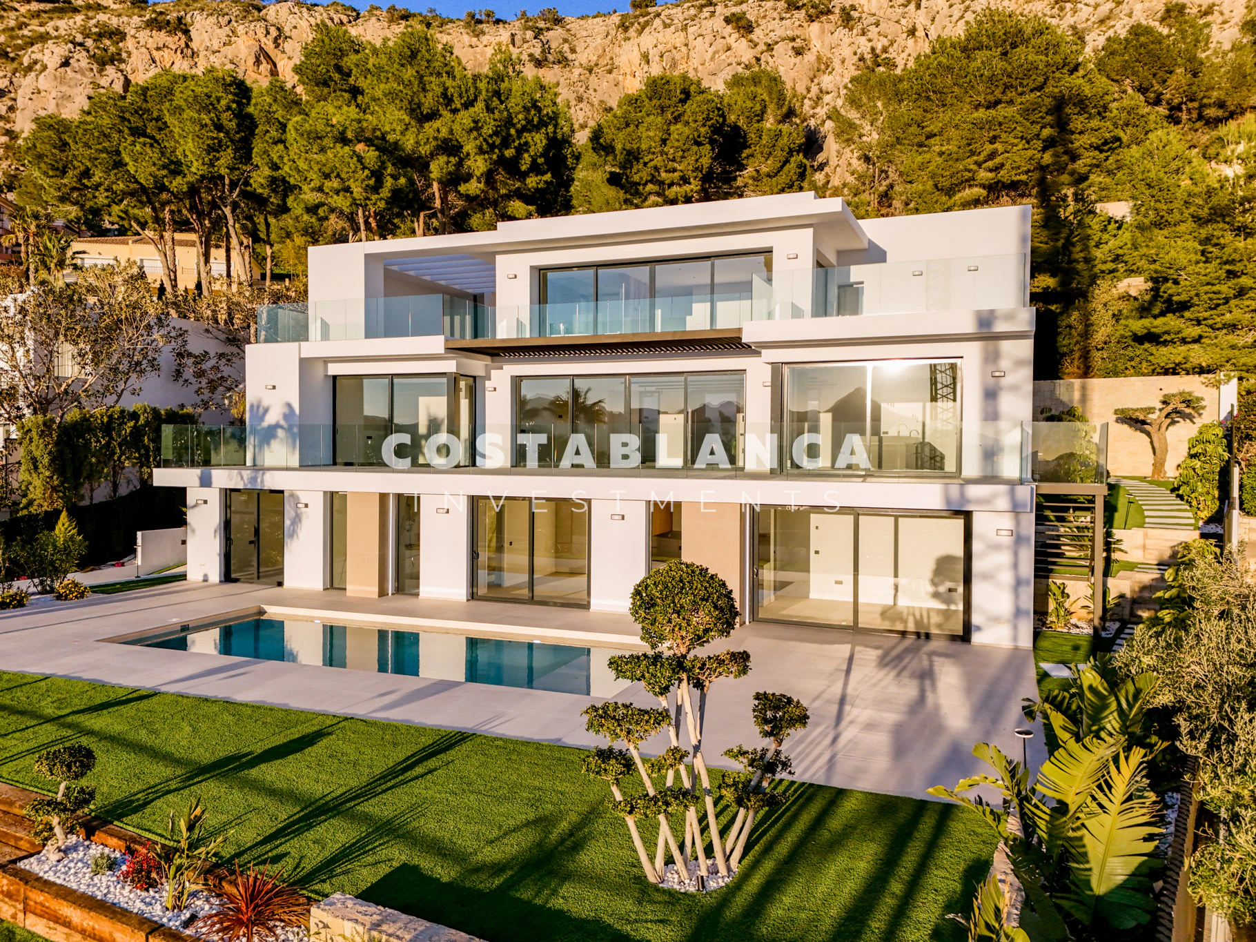 Villa de luxe contemporaine avec vue panoramique sur la mer et la montagne à vendre à Altea Hills
