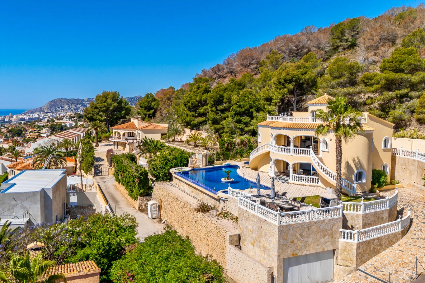 STUNNING MEDITERRANEAN VILLA FOR SALE IN CALPE WITH PANORAMIC SEA AND MOUNTAIN VIEWS