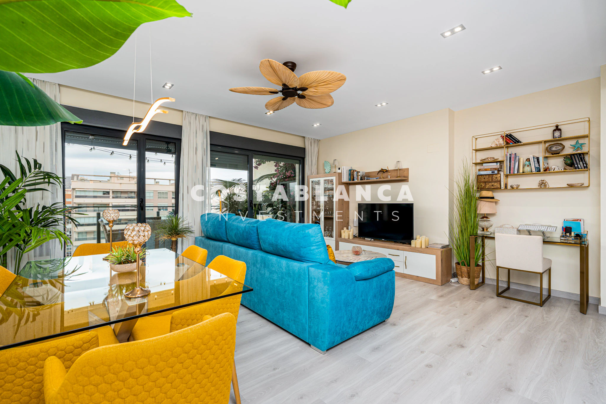 Exclusief Twee Slaapkamer Appartement met Uitzicht op Zee en Bergen