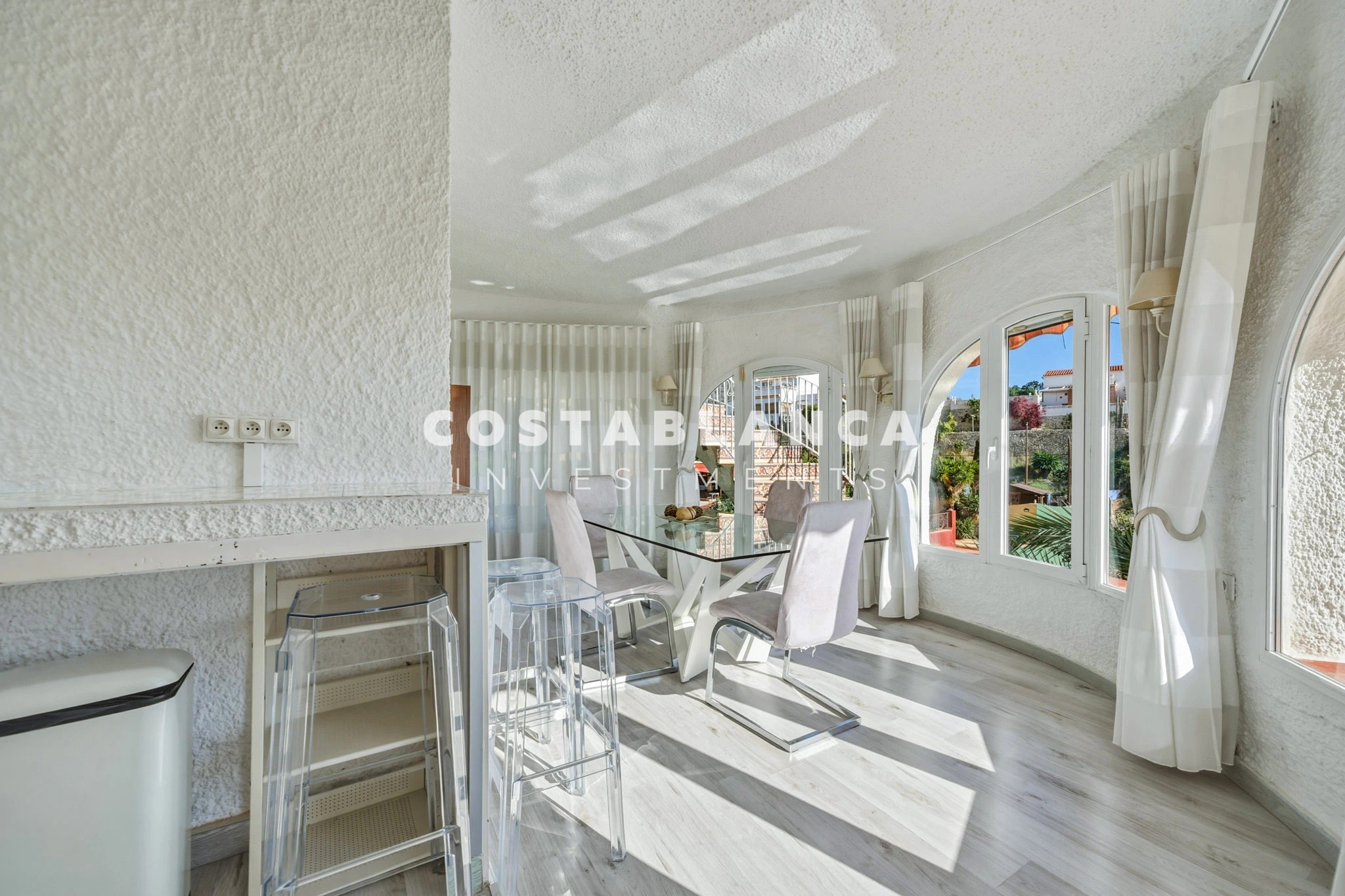 Villa Mediterránea con Vistas Icónicas al Peñón de Ifach y Piscina Privada en venta en Calpe.