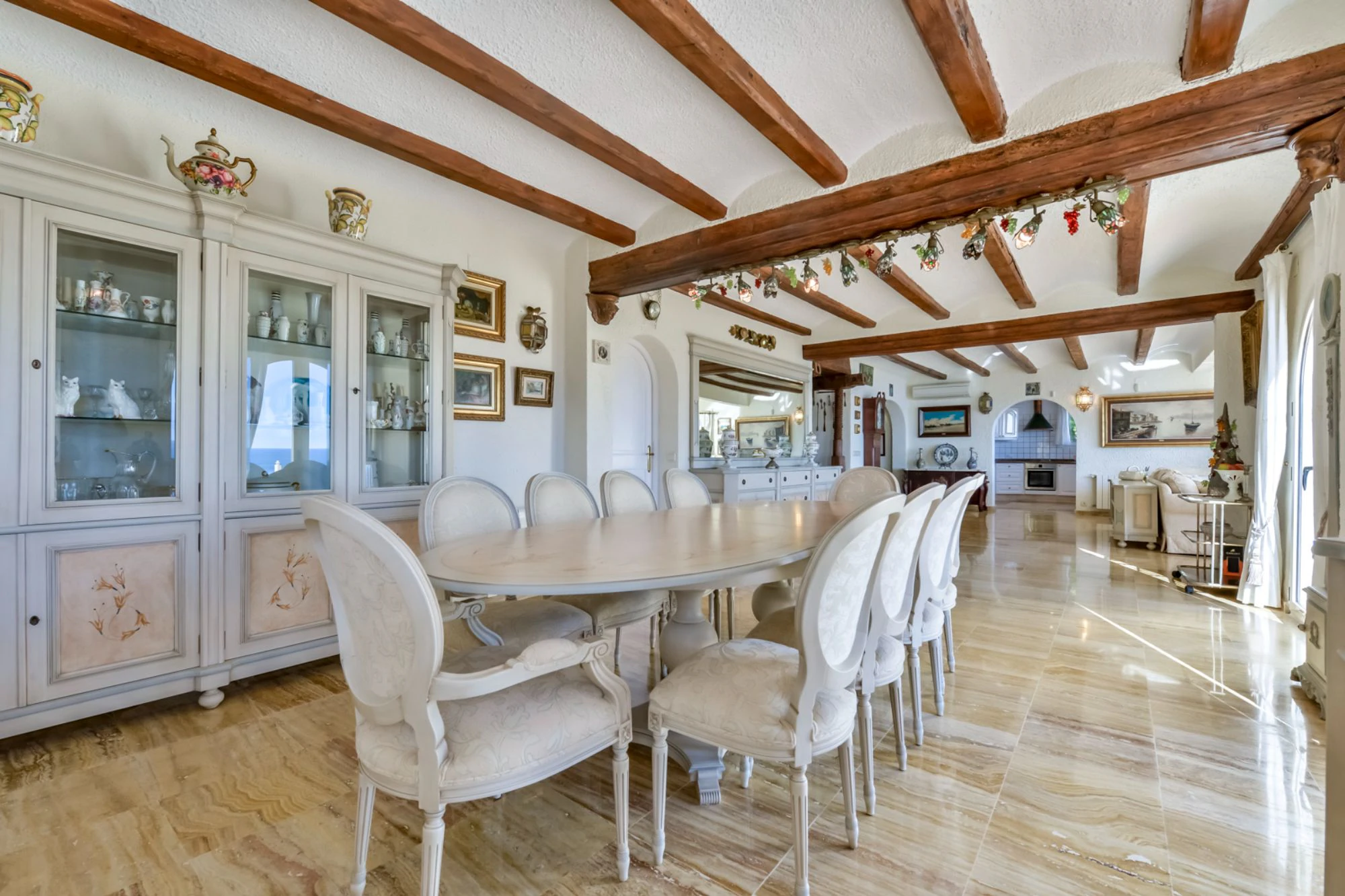 ELEGANCKA WILLA W STYLU HISZPAŃSKIM NA SPRZEDAŻ W ALTEA Z PANORAMICZNYM WIDOKIEM NA MORZE I APARTAMENTEM DLA GOŚCI W MASCARAT