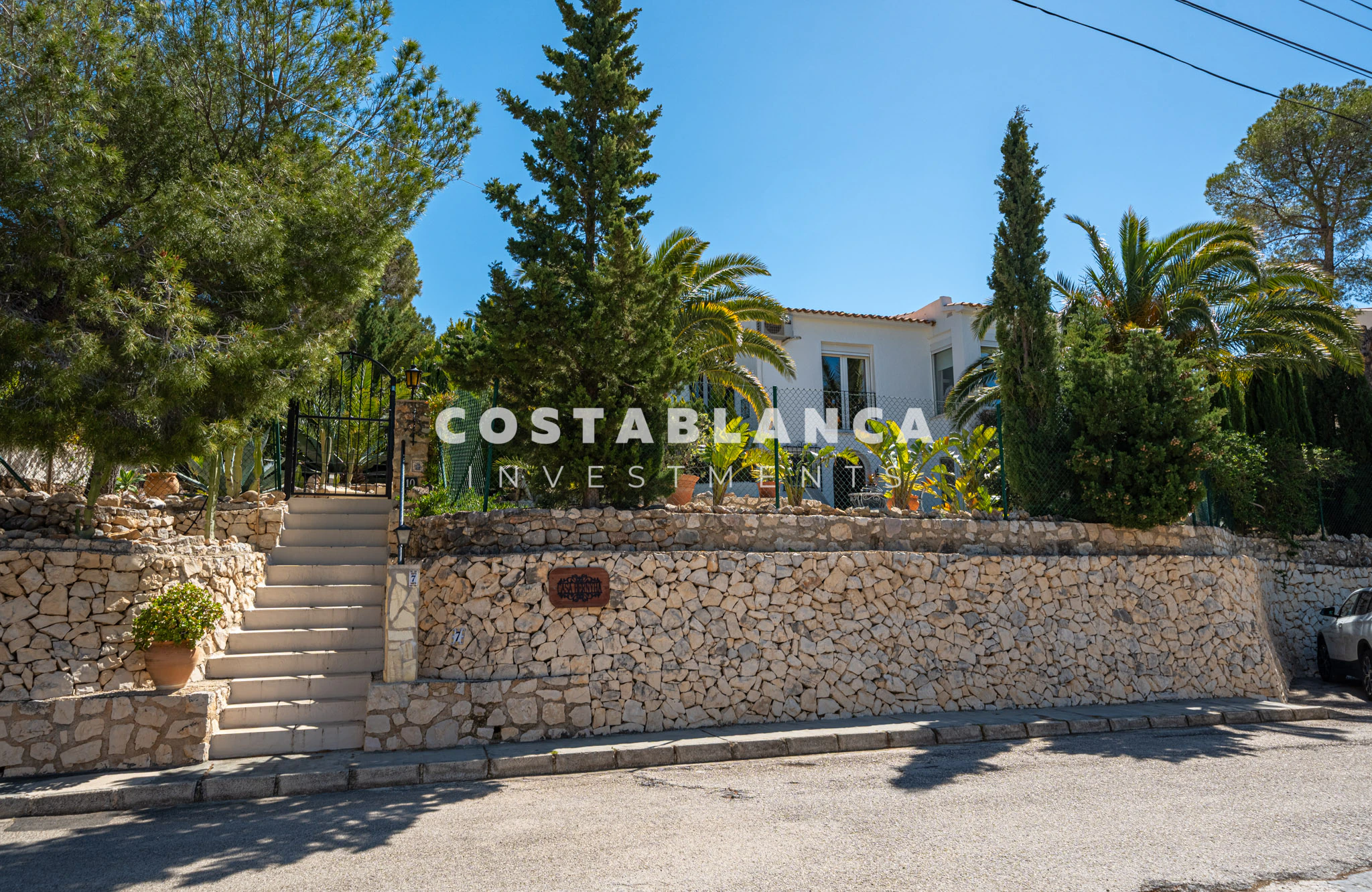 Peaceful Mediterranean Villa with Flat Plot and Open Views for sale in Altea