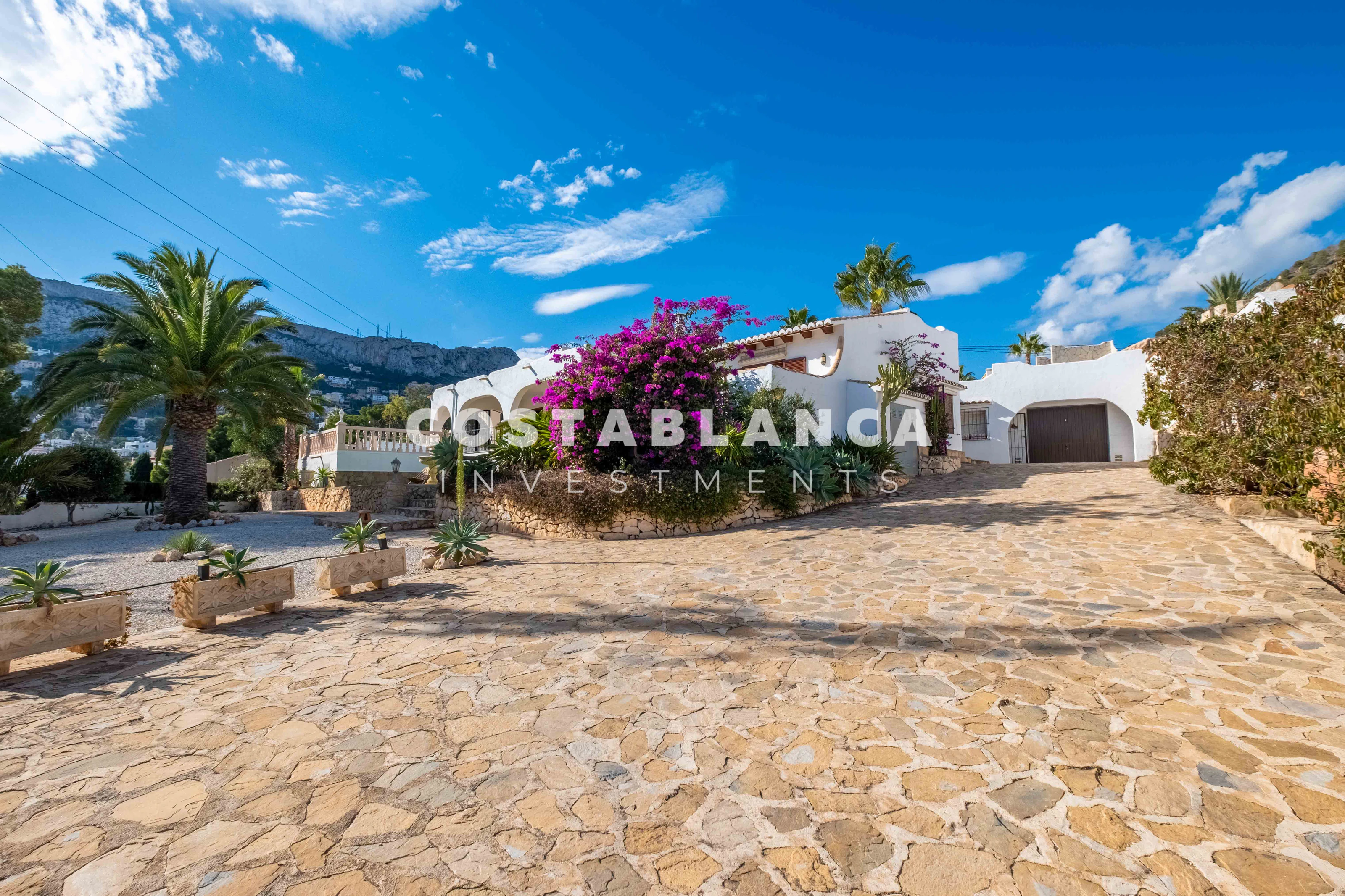 Ruime villa met gastenappartement, uitzicht op zee te koop in Calpe