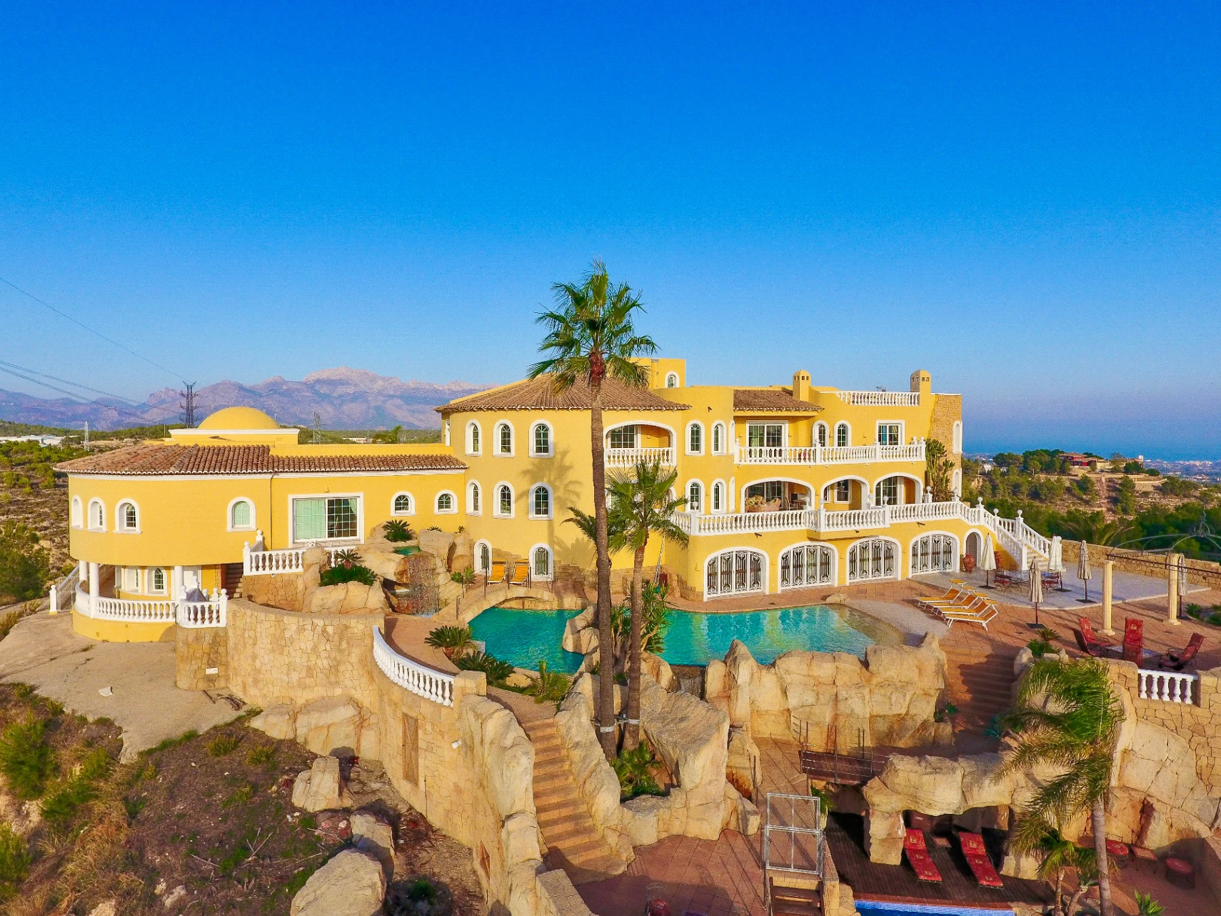 Villa de lujo panorámica en La Nucia con más de 2,000 m² de elegancia