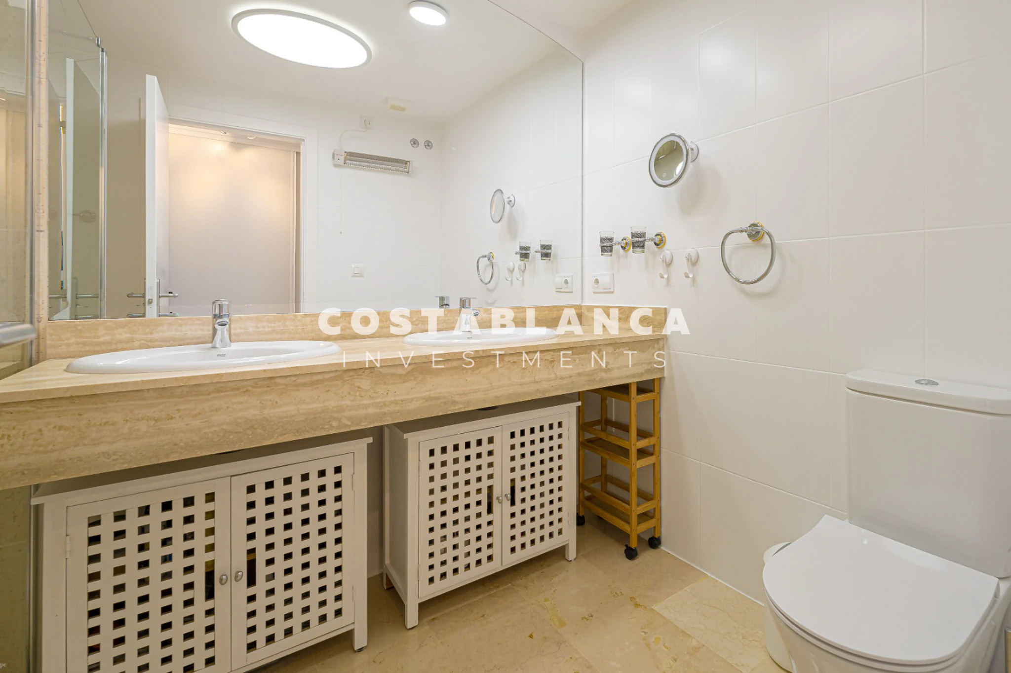 Amplio Apartamento Esquinero con Vistas al Mar y a la Montaña en Venta en Altea La Nova
