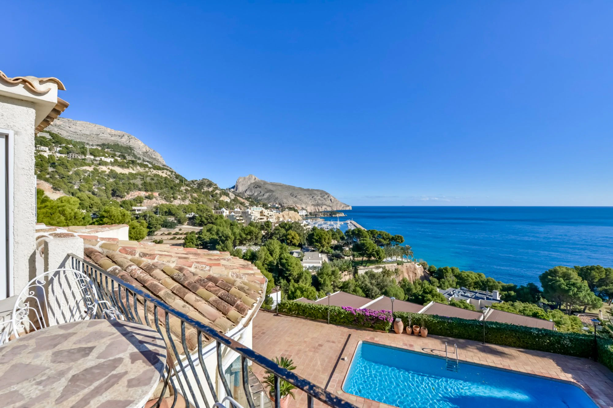 ELEGANCKA WILLA W STYLU HISZPAŃSKIM NA SPRZEDAŻ W ALTEA Z PANORAMICZNYM WIDOKIEM NA MORZE I APARTAMENTEM DLA GOŚCI W MASCARAT