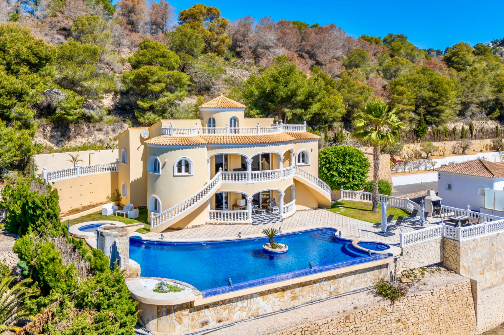 STUNNING MEDITERRANEAN VILLA FOR SALE IN CALPE WITH PANORAMIC SEA AND MOUNTAIN VIEWS