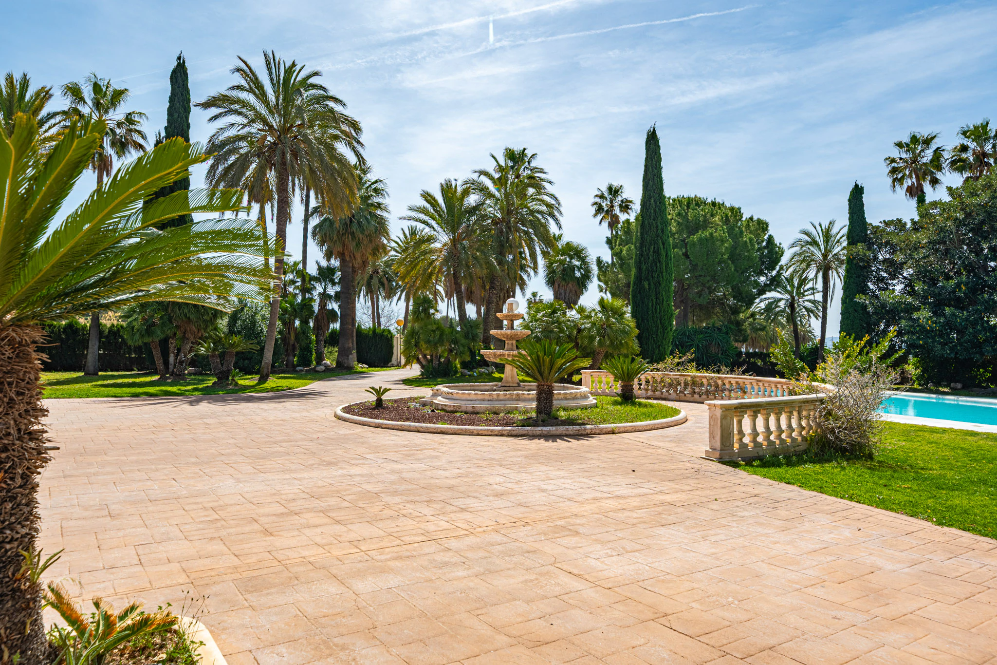 Exclusive Mediterranean Estate with Vineyards and Lakes for sale in Novelda
