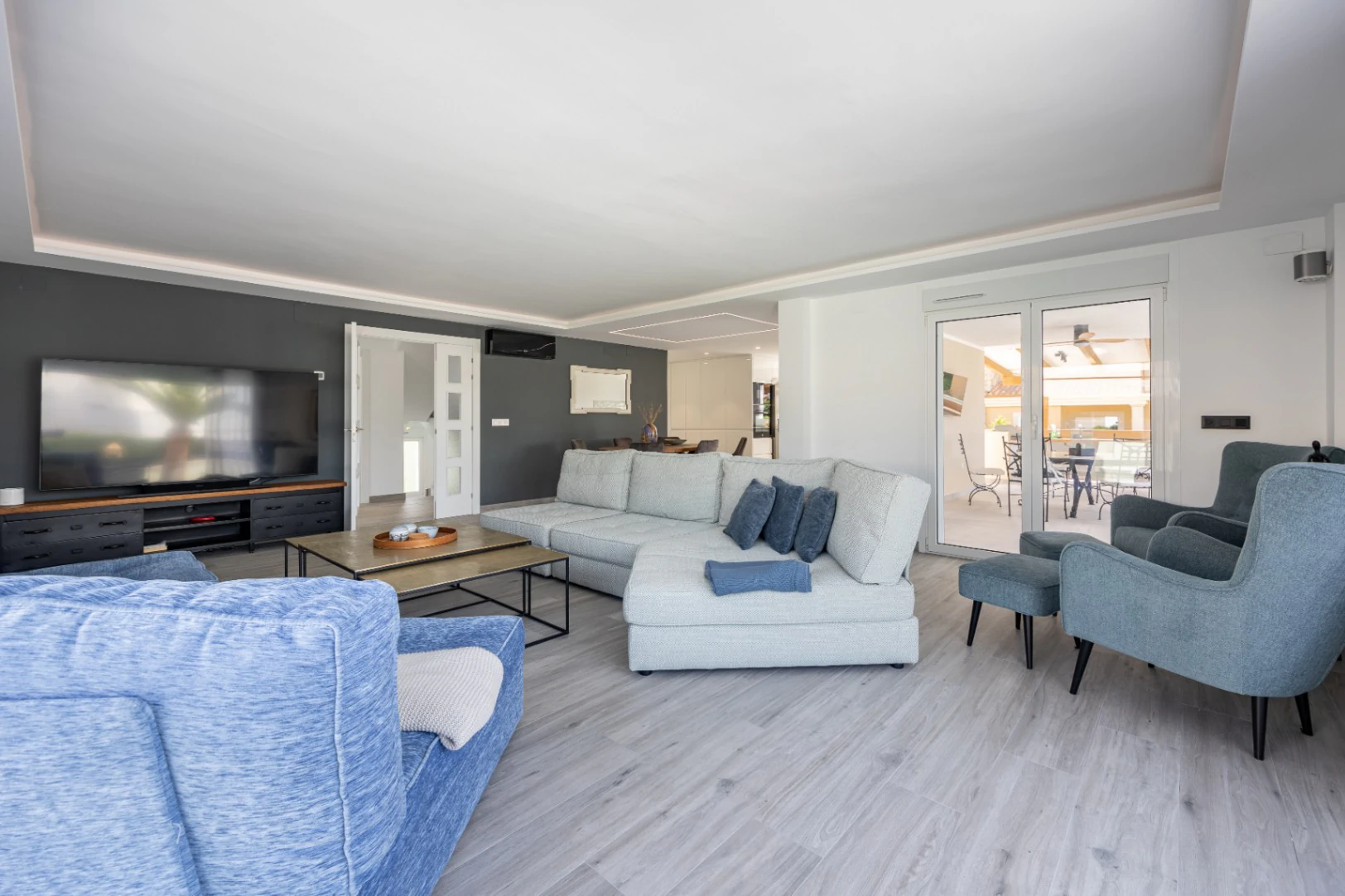 Moderne mediterrane Villa mit Pool, Garten und überdachtem Parkplatz zu verkaufen in Alfaz del Pi