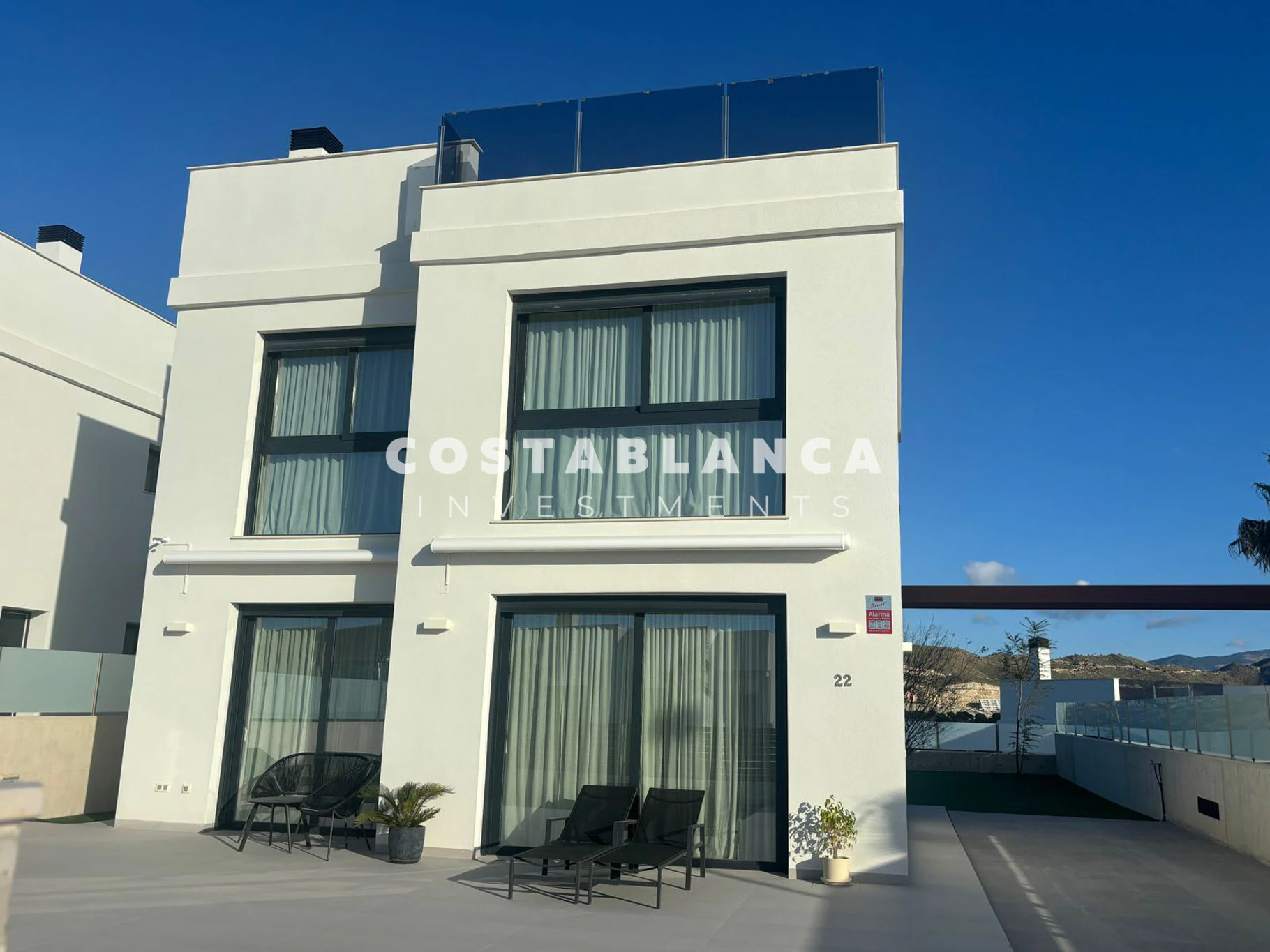 Moderne mediterrane villa met solarium en open zeezicht te koop in Alicante