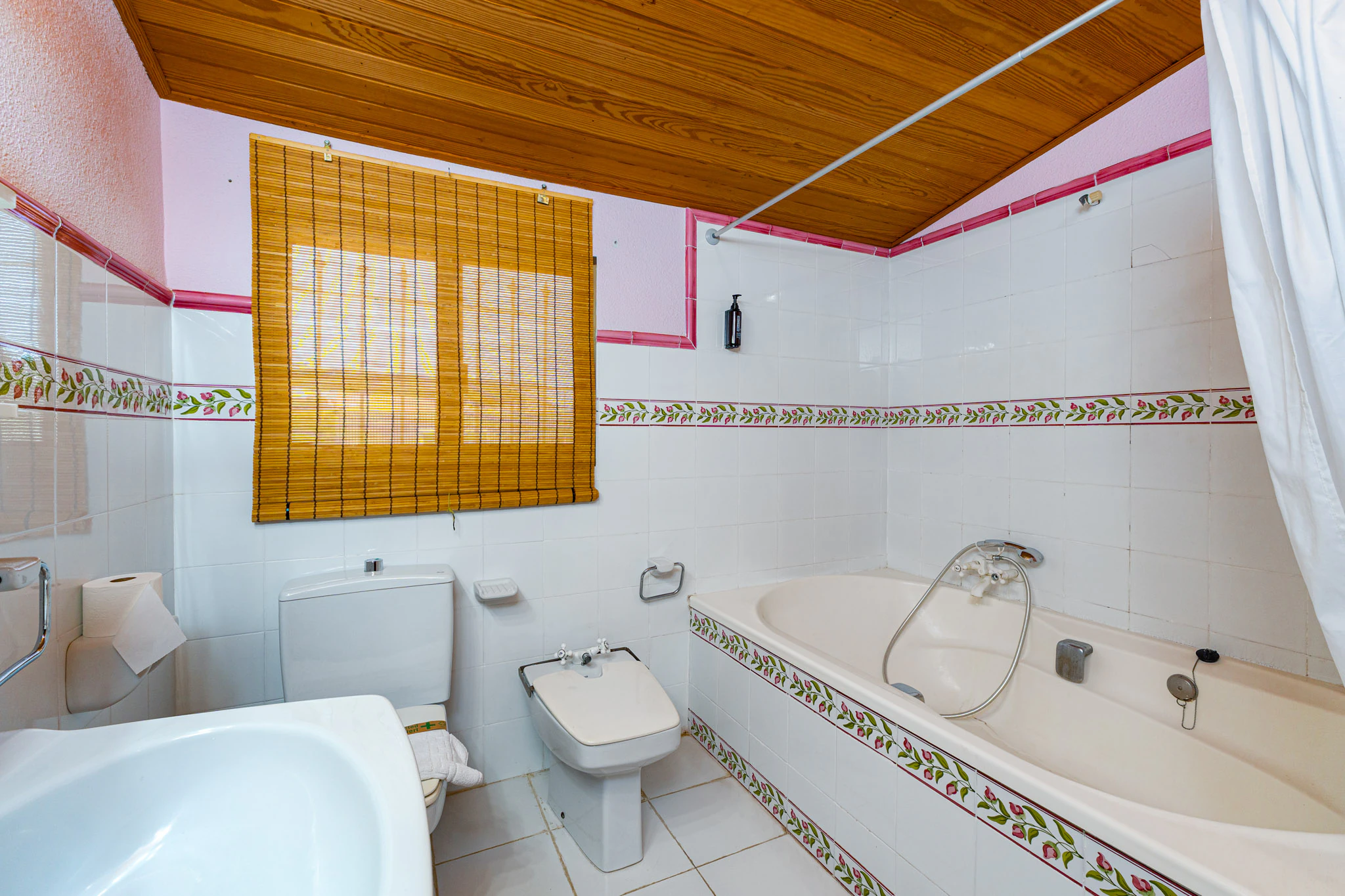 Spacious Villa With Sports Areas, Guest Apartment for sale in Polop