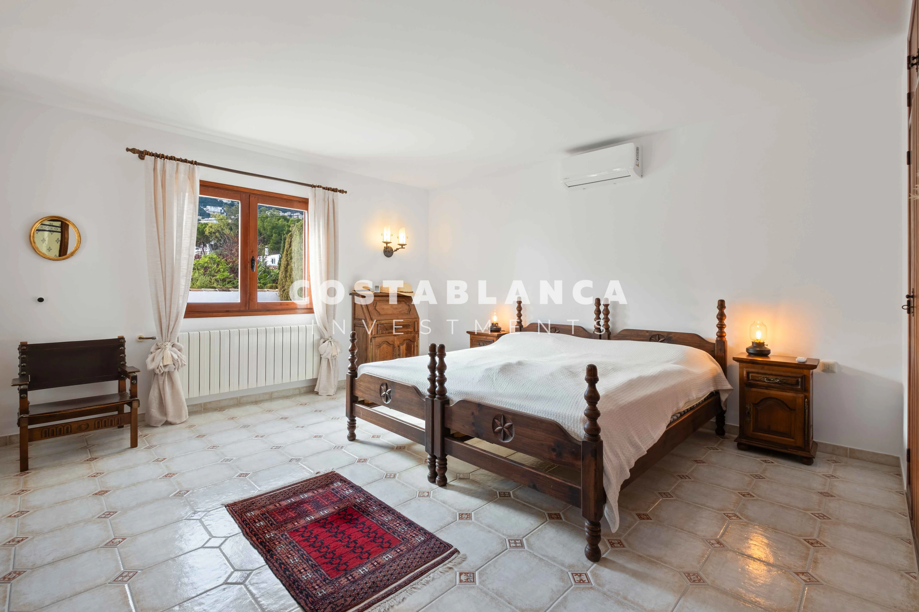 Ruime villa met gastenappartement, uitzicht op zee te koop in Calpe
