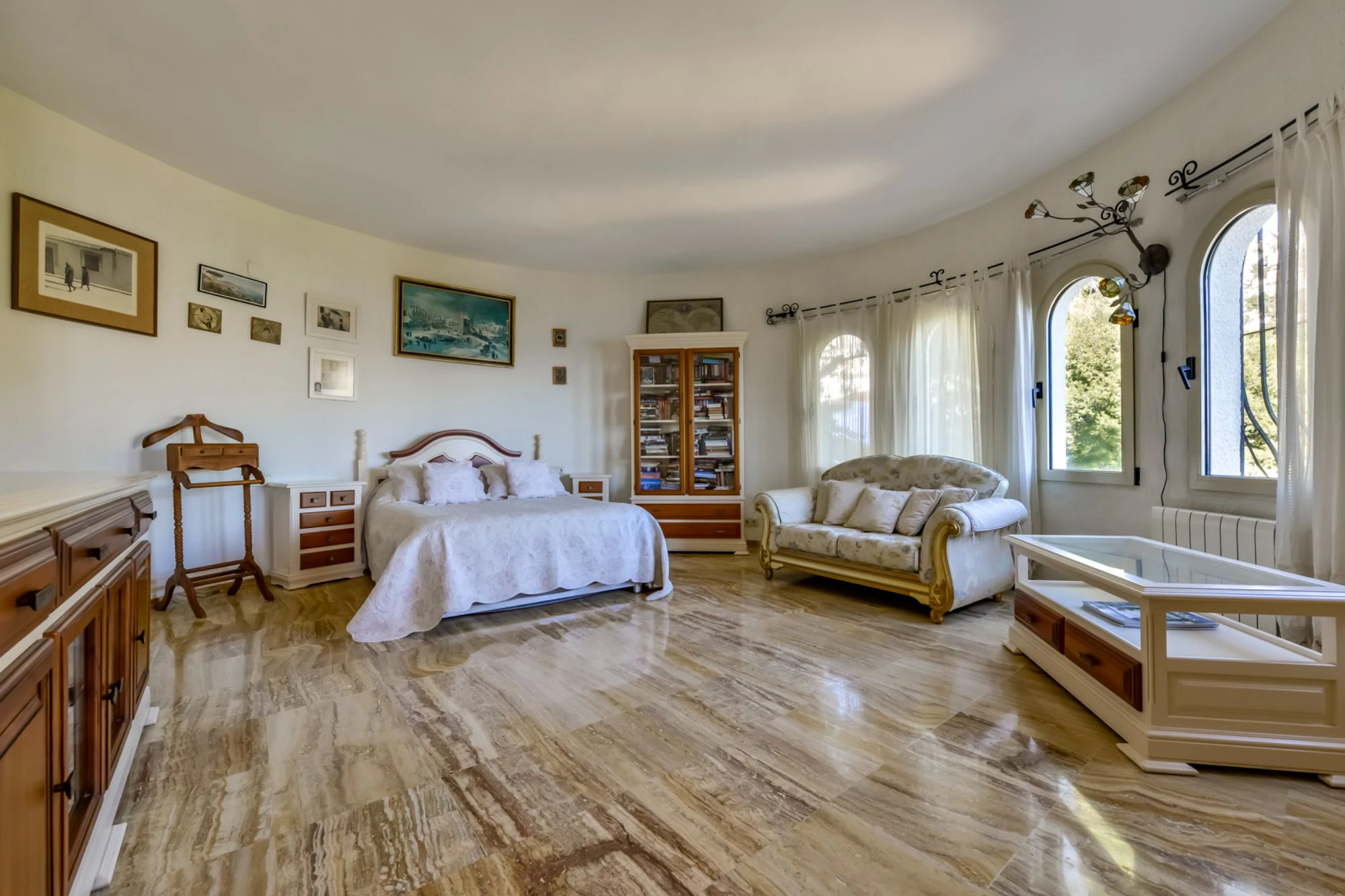 ELEGANCKA WILLA W STYLU HISZPAŃSKIM NA SPRZEDAŻ W ALTEA Z PANORAMICZNYM WIDOKIEM NA MORZE I APARTAMENTEM DLA GOŚCI W MASCARAT