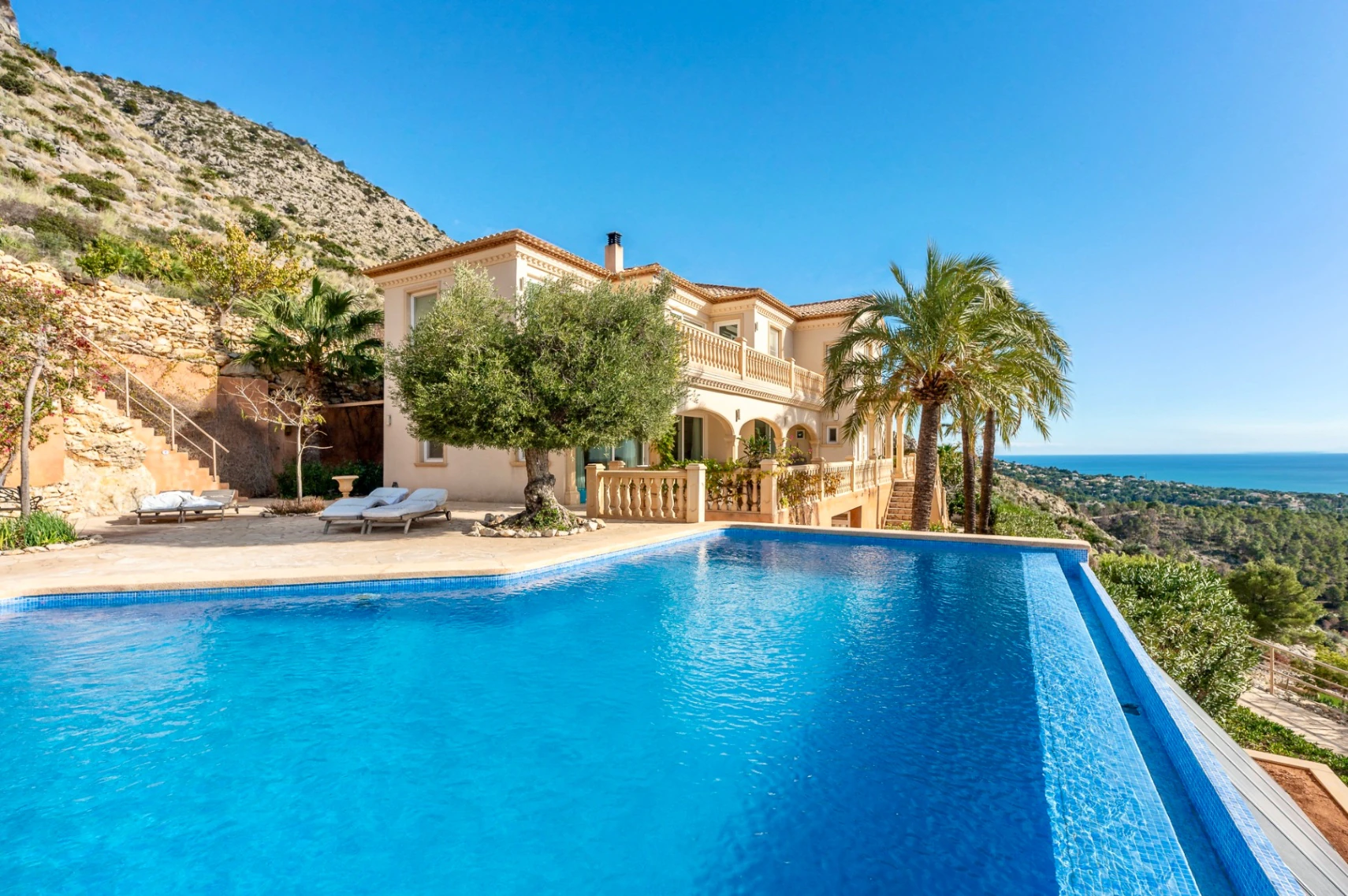 Luxe villa met 7 slaapkamers te koop in Altea met panoramisch uitzicht