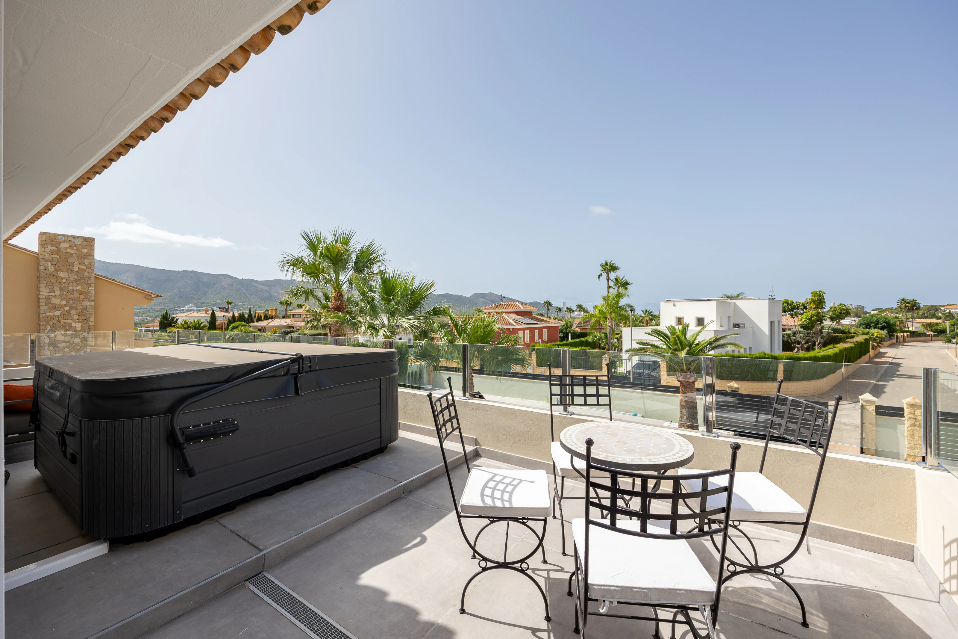 Moderne mediterrane Villa mit Pool, Garten und überdachtem Parkplatz zu verkaufen in Alfaz del Pi