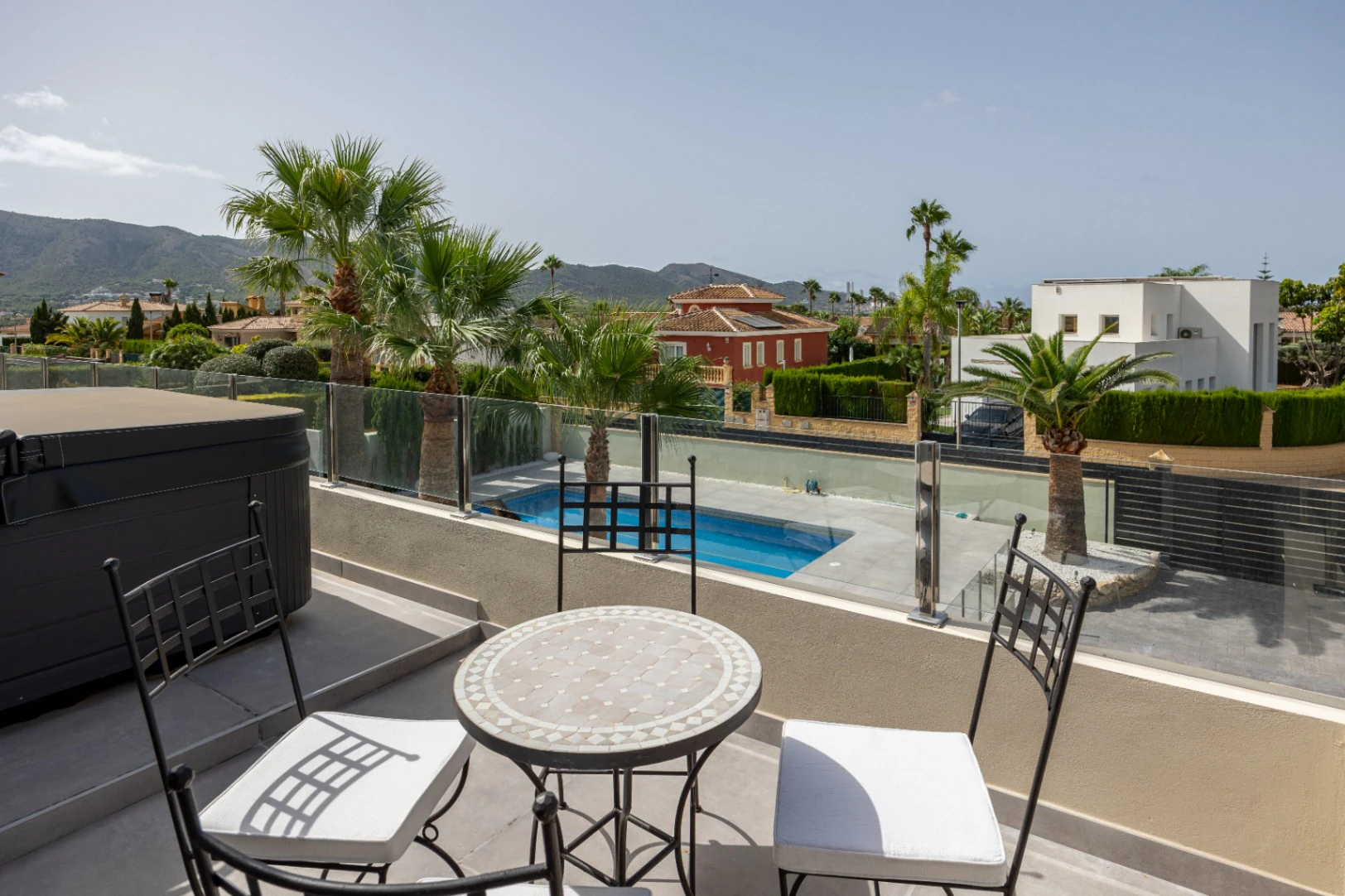 Moderne mediterrane Villa mit Pool, Garten und überdachtem Parkplatz zu verkaufen in Alfaz del Pi