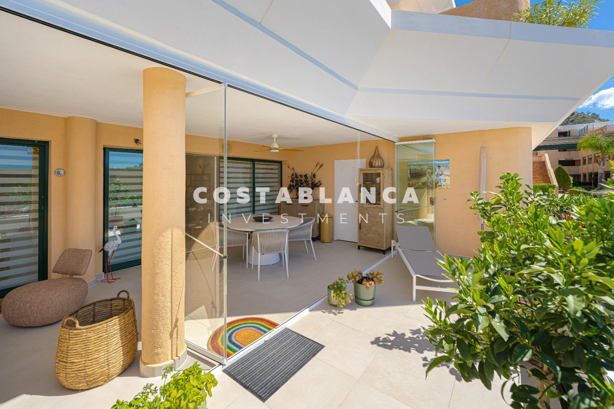 Amplio Apartamento Esquinero con Vistas al Mar y a la Montaña en Venta en Altea La Nova