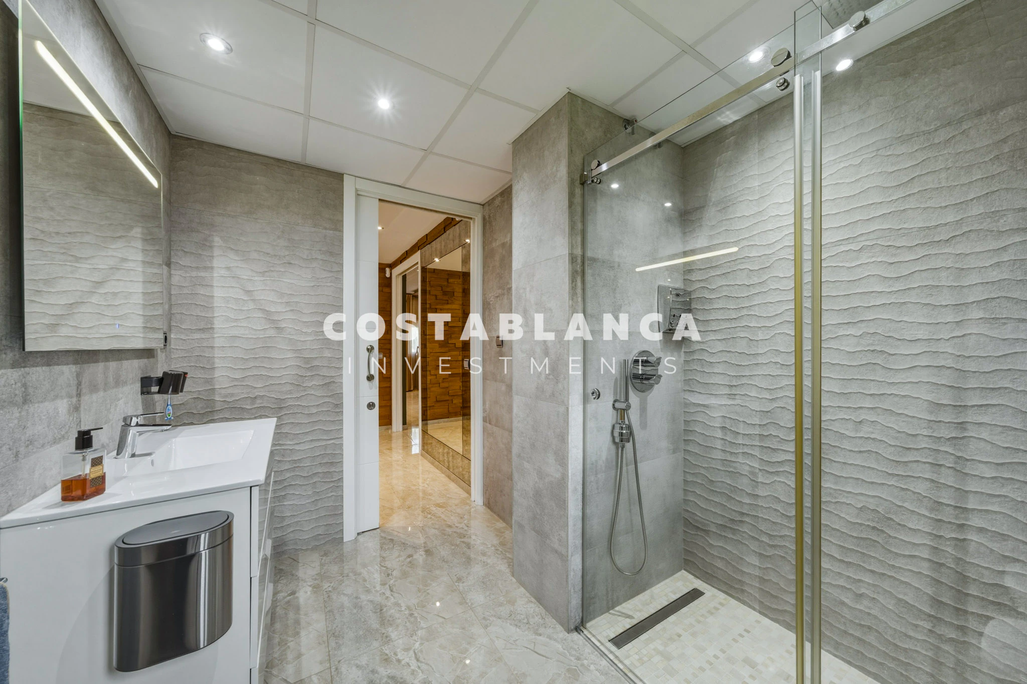 Premium Villa with 5 Bedrooms, Pool and Sea Views for sale in La Nucia