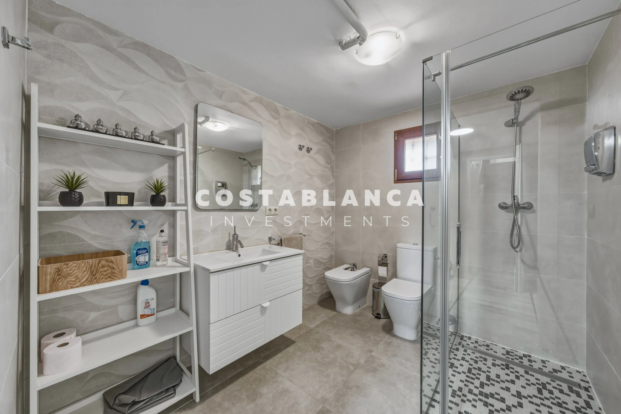 Premium Villa with 5 Bedrooms, Pool and Sea Views for sale in La Nucia