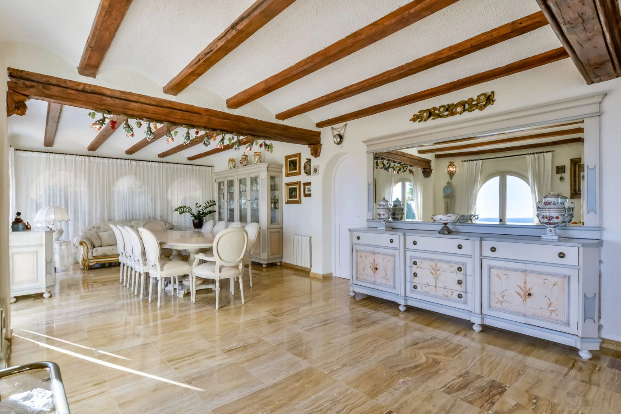 ELEGANCKA WILLA W STYLU HISZPAŃSKIM NA SPRZEDAŻ W ALTEA Z PANORAMICZNYM WIDOKIEM NA MORZE I APARTAMENTEM DLA GOŚCI W MASCARAT