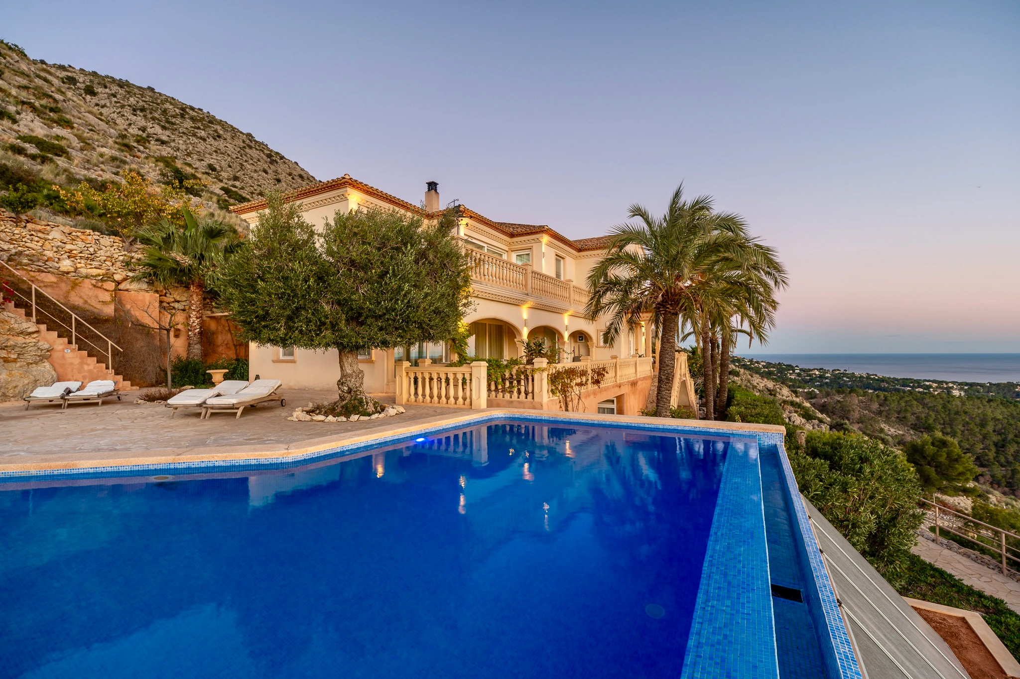 Luxe villa met 7 slaapkamers te koop in Altea met panoramisch uitzicht