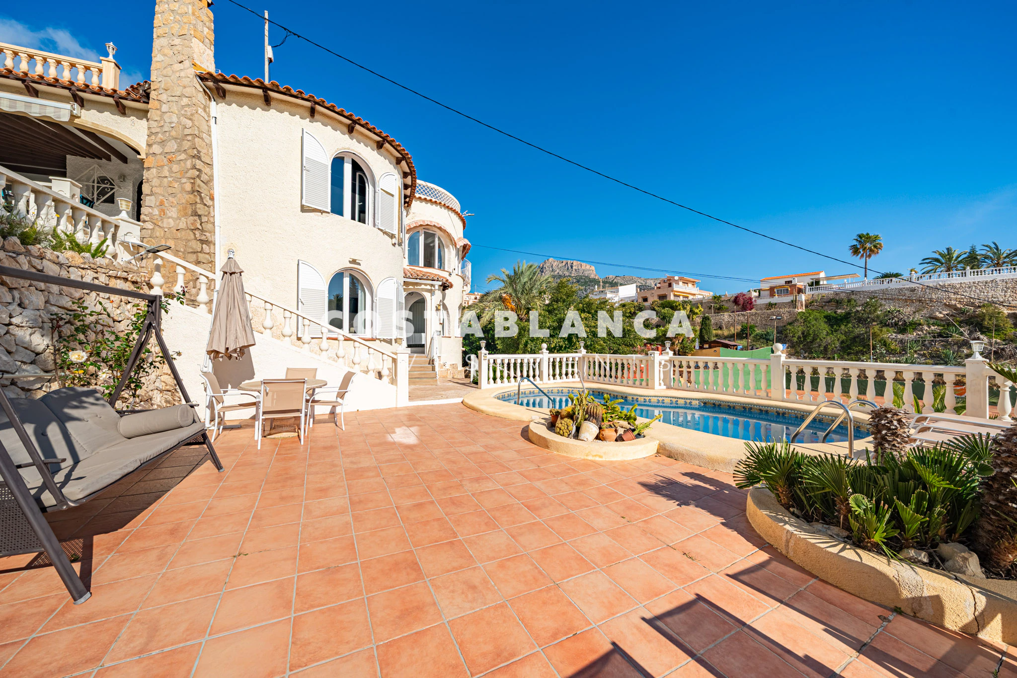 Villa Mediterránea con Vistas Icónicas al Peñón de Ifach y Piscina Privada en venta en Calpe.